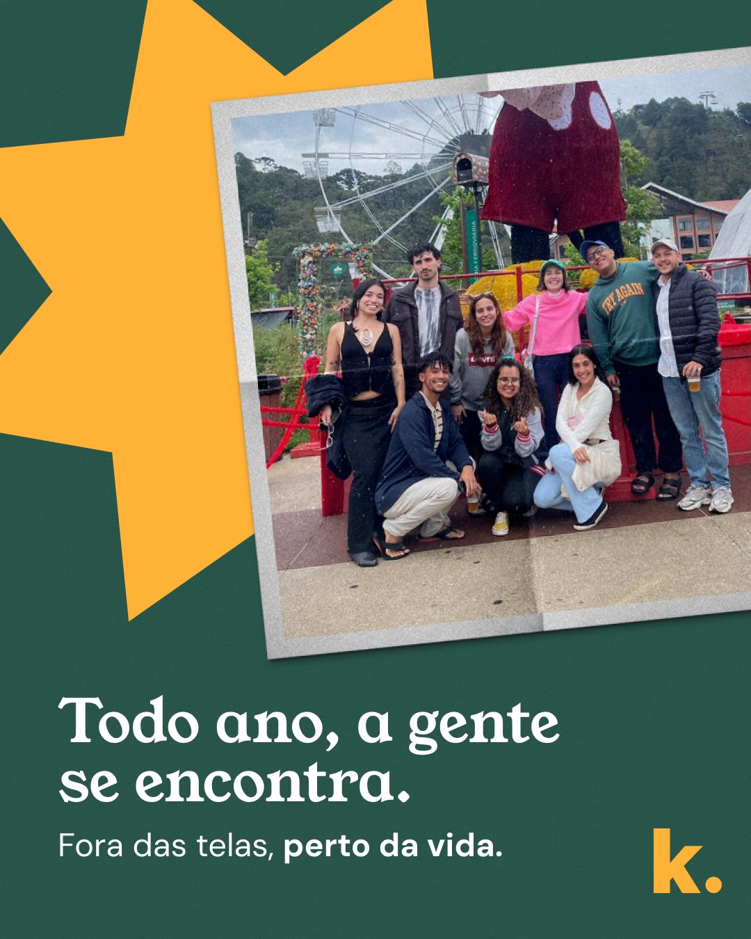 Todo ano a gente pausa.
Sai das telas.
Junta quem normalmente só se encontra por links, prazos e áudios no WhatsApp.
Cada um vem de um canto do Brasil para viver, juntos, alguns dias de presença real.
Sem pressão. Sem meta. Sem briefing.
Em Campos do Jordão, a gente se permitiu viver tudo isso:
o frio na pele,
a coragem no arvorismo,
água da cachoeira lavando o que pesava,
a liberdade de subir num cavalo pela primeira vez,
o cuidado da massagem,
a bagunça boa da festa cowboy,
a simplicidade de um piquenique,
a alegria de uma pizza no forno à lenha.
Parece só uma viagem.
Mas é muito mais do que isso.
É sobre lembrar, todo ano, porque começamos.
E, principalmente, por quem seguimos.
#culturainterna #retiro #kiron #gestaodepessoas #bastidoresdaagencia