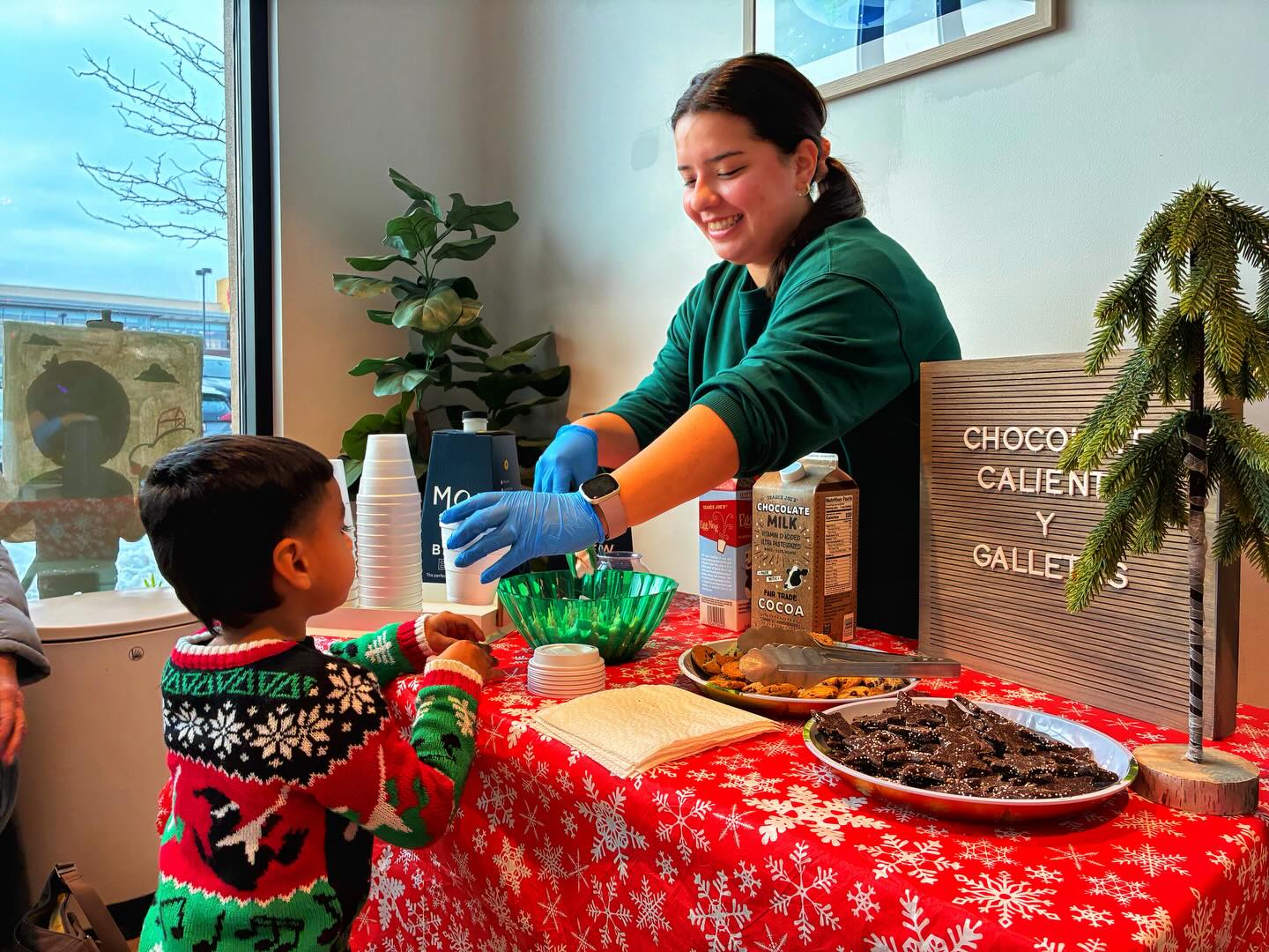 🎶 Cascabel, cascabel, lindo cascabel… 🎶 ¡El espíritu navideño ha llegado a Creando! 🌟
Today was that magical time of year when our little ones filled the air with villancicos to welcome Santa into our Creando family💕We had a truly heartwarming afternoon singing together, sipping on hot chocolate, nibbling on cookies, and dancing with our kiddos and their families.
The jingle bells rang, and just like that, Santa appeared with special gifts for all of our Creando kiddos 🎁We are so grateful for this amazing community, so happy to bring a little extra magic each year, and thrilled to create a space where everyone is welcome and celebrated. ✨
Happy Holidays from all of us at Creando!
