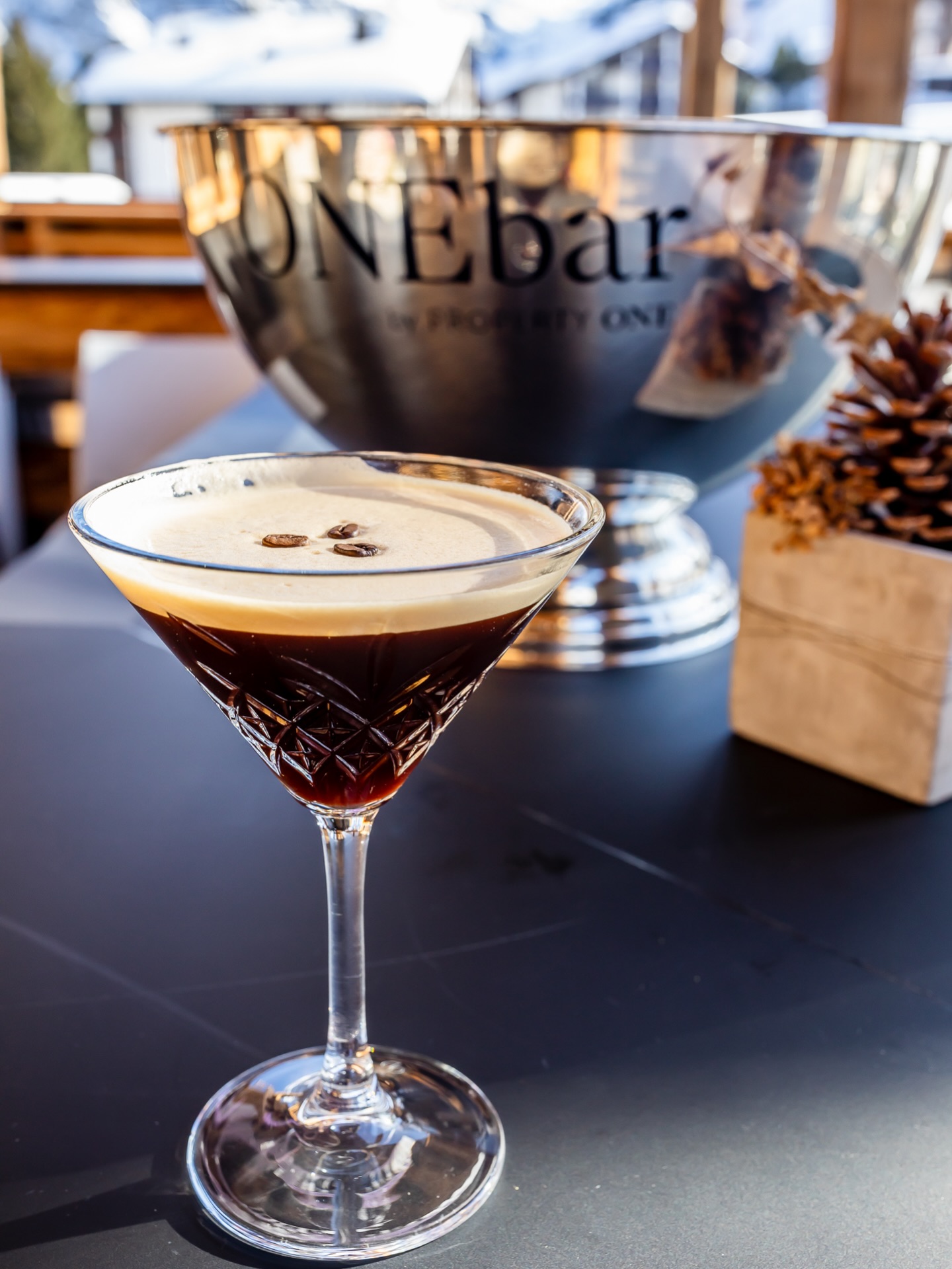 ONEbar - Take a Seat and Sip
Entdecke die angesagte ONEbar in der Stüva Arosa! Hier erwartet dich die perfekte Mischung aus erfrischenden Drinks und chilligen Beats.
Setz dich, nimm einen Schluck und lass die gute Stimmung beginnen! Wir freuen uns auf deinen Besuch!
@stueva_arosa
@propertyone.ch
#arosa #arosalenzerheide #stueva