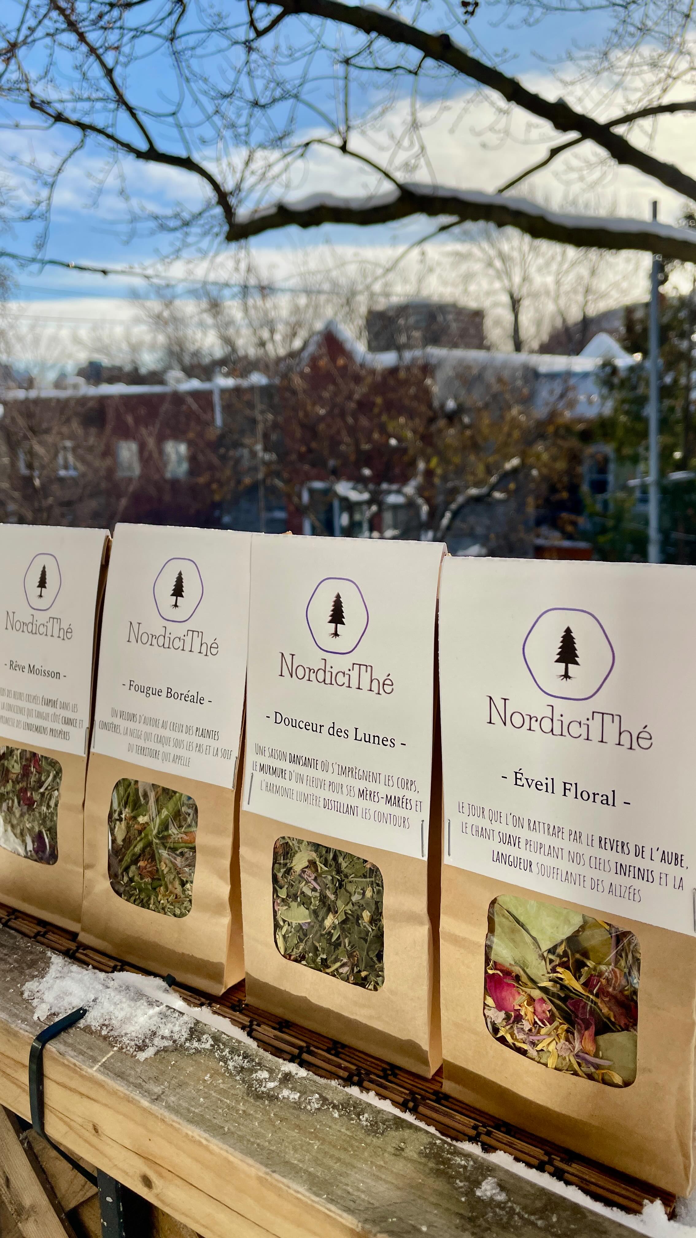 📣 📣 📣 TISANES EN CADEAUX 🎁 🫖 🐐
🥶 L’hiver hâtif vous fait ruminer?
😵💫 Le temps des fêtes vous cause davantage d’angoisse que de magie?
😮💨 La dépression saisonnière vous guette au détour?
😬 Vous avez pigé matante Monique à l’échange de cadeaux et vous ne savez pas quoi lui offrir?
Bonne nouvelle, les tisanes NORDICITHÉ sont de retour pour vous procurer douceur et réconfort juste avant les fêtes ! ❄️ 🎁 🍵
Blague à part, les tisanes NordiciThé c’est quoi??
🌿 Un assemblage de plantes sauvages cueillies à la main
⚜️ Un produit responsable et québécois qui encourage l’économie locale
🧘🏼♀️ Un projet alliant artisanat, poésie et méditation
✨ 5 mélanges de tisanes aux propriétés uniques:
- Fougue Boréale
- Éveil Floral
- Rêve Moisson
- Douceur des Lunes
- Trêve Taïga
NordiciThé, c’est la forêt au fond d’une tasse réconfort, la poésie du Nord à portée d’infusion. 🌲
.
.
.
.
.
🚚 Livraison disponible à MONTRÉAL **cette semaine** (en Abitibi la semaine prochaine)
👉🏼 ÉCRIVEZ-MOI en privé pour une commande!
🔗 Visiter mon site web pour toutes les infos: www.poesie-ressac.com/nordicithe (lien en bio!)
‼️ Faites vite, quantités limitées ‼️
#tisanes #nordicithe #plantessauvages #cueillettesauvage #cueillirlaforet #cueillette #foretnourriciere #borealie #boreal #nord #harvest