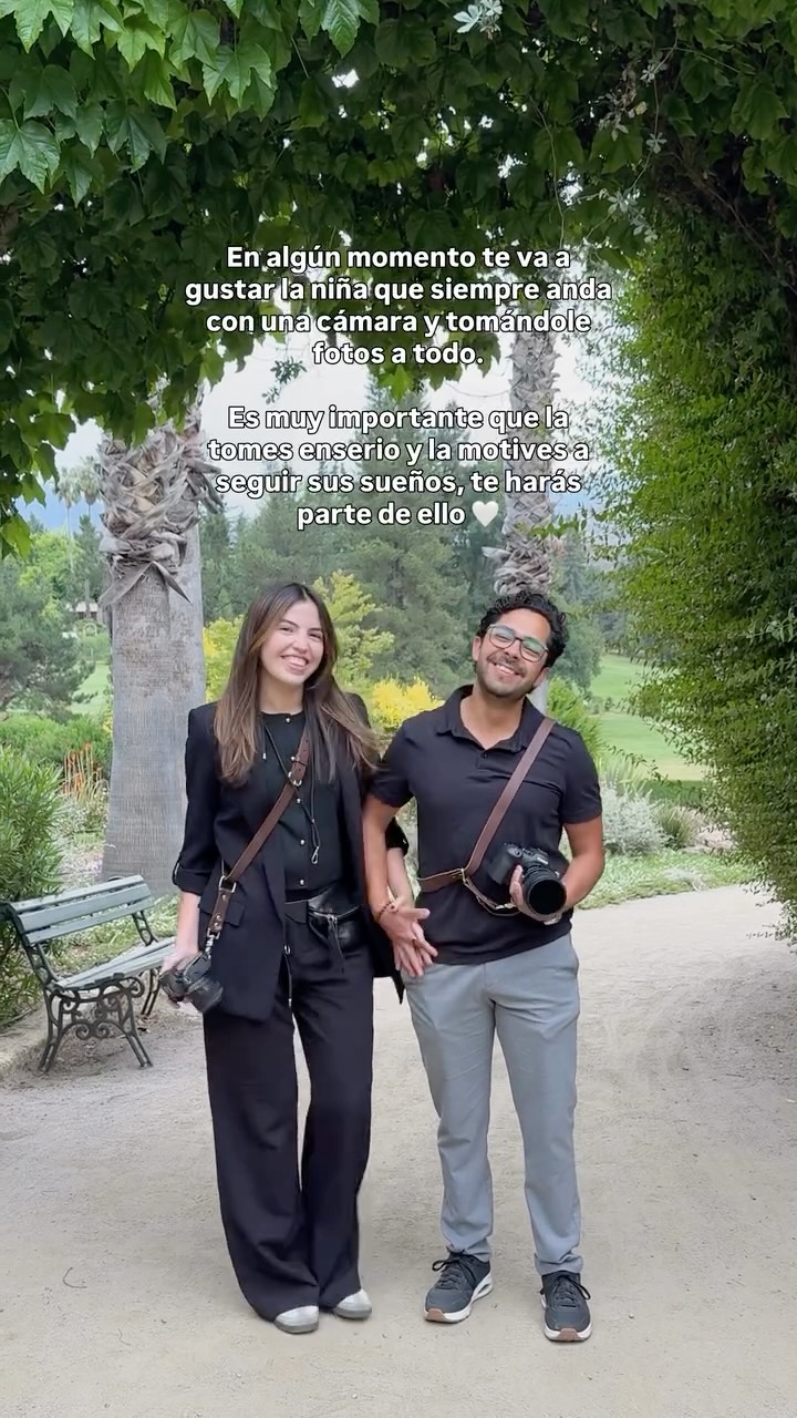 A los 15 años tuve mi primera camarita semiprofesional, no sabía que a partir de ahí se convertiría en algo tan serio, a pesar de que si era algo que quería pero era un amor platónico para mí🥹 hasta que nos conocimos, y me hizo darme cuenta de que era algo totalmente posible, que era capaz y no era solo una locura de los que algunos pocos tenían suerte de vivirla, tanto así que con el tiempo hasta Orlando se volvió parte gustándole mucho, viniendo de un mundo totalmente distinto a las artes, ambos nos abrimos puertas a cosas nuevas, creo que los dos ganamos 🥹🤍 #weddingphotography #fotografosdebodas #weddinginspirations