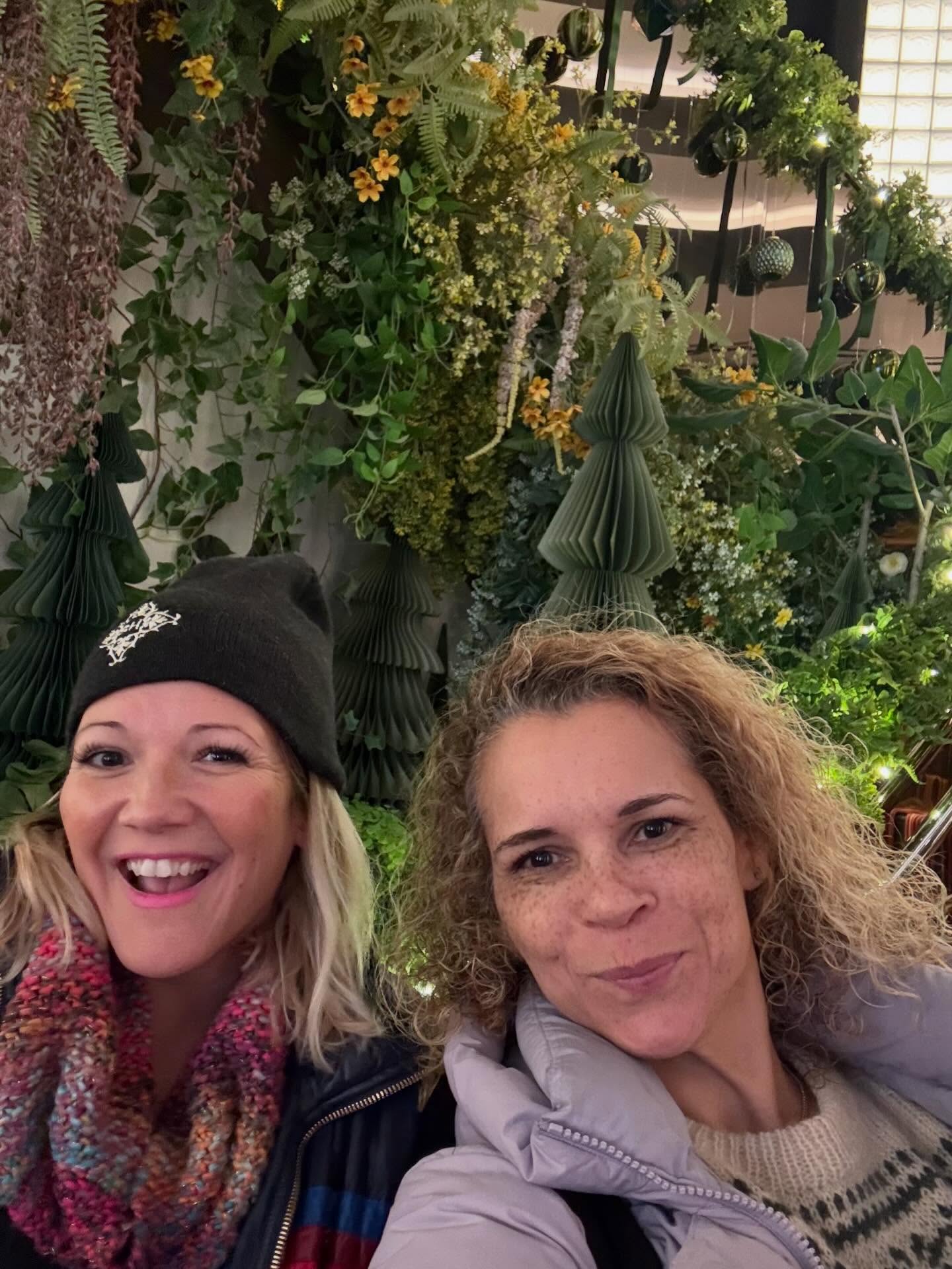 When your holiday meeting brings a rain forest vibe. 🌴🎄