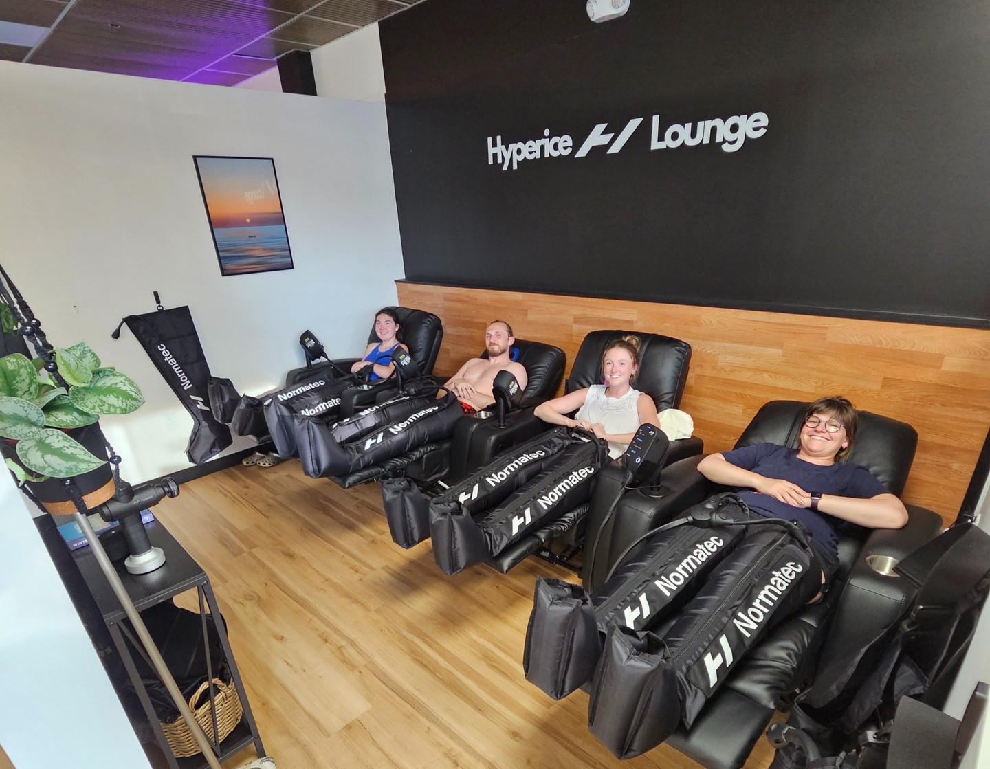 Compression therapy tools can transform your recovery routine! 🏋️♂️✨ Experience the difference they make in reducing muscle soreness and improving circulation. Link in Bio #Recovery #CompressionTherapy #Fitness