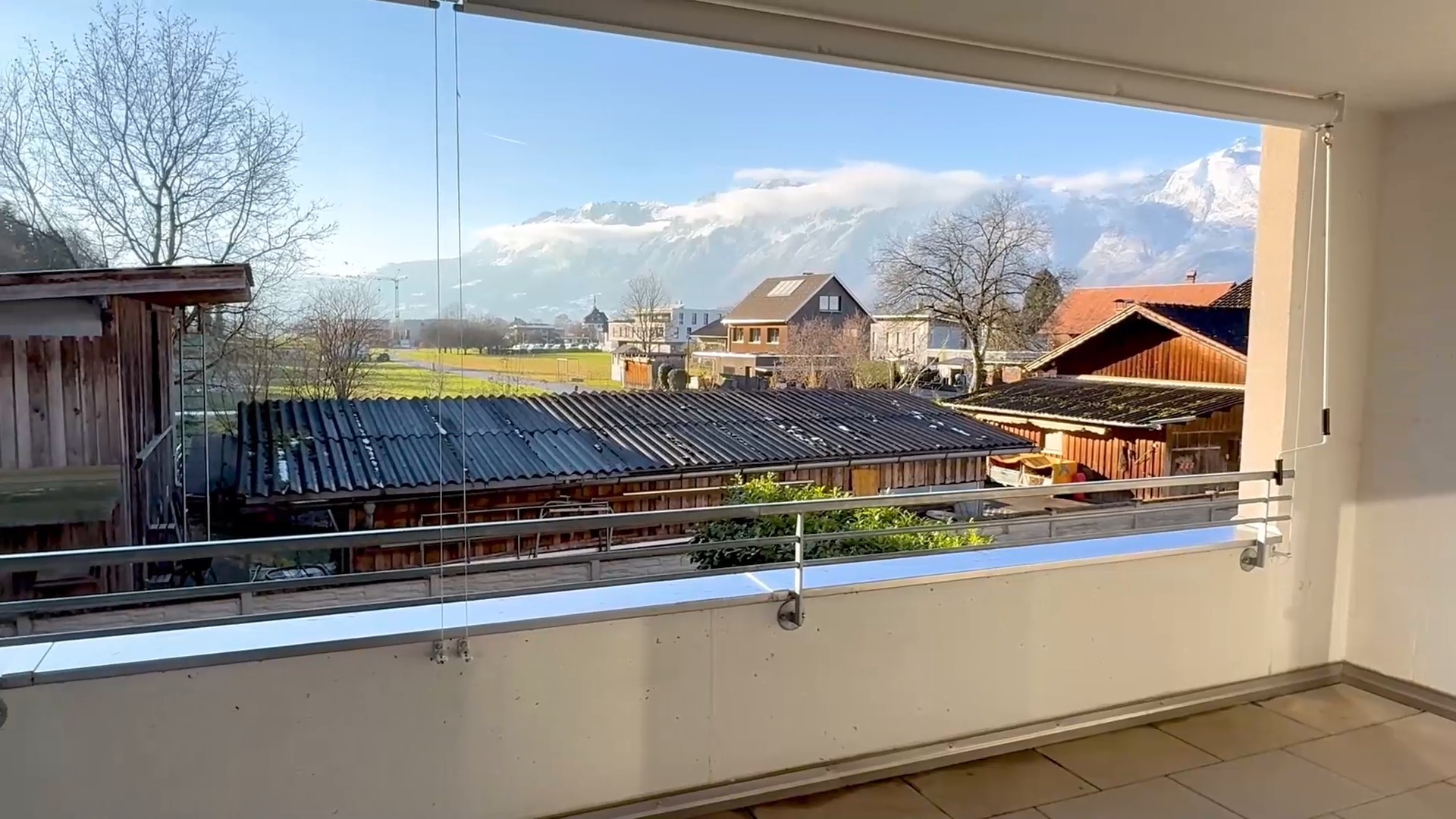 🌟 Wunderschöne 2-Zimmer-Wohnung mit sonniger Süd-West-Terrasse und atemberaubendem Ausblick in Feldkirch zu verkaufen!
Nutze die Gelegenheit, in einer gepflegten Wohnanlage in ruhiger Lage in Feldkirch-Nofels dein neues Zuhause zu finden. Die 2010 erbaute Wohnung bietet nicht nur eine hochwertige Ausstattung, sondern auch eine ideale Lage für Pendler und Naturliebhaber!
✨ Wichtige Merkmale der Wohnung:
2 Zimmer auf ca. 54 m² Wohnfläche
Heller, großzügiger Wohn-Ess-Kochbereich mit direktem Zugang zur geräumigen Terrasse (20 m²) und
einer großen Fensterfront
Schlafzimmer ebenfalls mit Zugang zur Terrasse
Eigenes Kellerabteil sowie Tiefgaragenstellplatzinklusive
Perfekt für all jene, die ein modernes Zuhause in naturnaher Umgebung suchen, ohne auf die Nähe zur Stadt zu verzichten! 🌳
Alexandra Gunz direkt ☎+43 664 3428973 📨alexandra.gunz@bb-immobilien.at 🌏https://www.bb-immobilien.at/eigentumswhg/bb-25-01086
#immobilien #realestate #investment #vorarlberg
#immobilienvorarlberg #feldkirch #eigentumswohnung
#wohneigentum #eigenheim #wohnungkaufen #rheint
