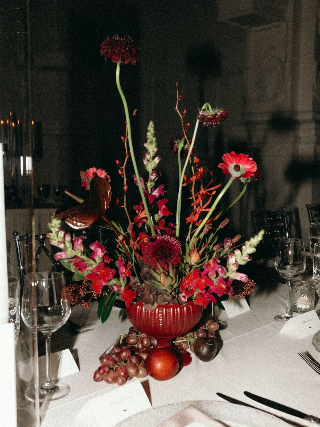 Chaque petit détail de la table qui immerge vos invités dans un univers pensé pour votre événement ❤️
Every little detail on the table immerses your guests in a world designed especially for your event ❤️
Planification et design : @erikaco.events
Lieu : @maison.principale
Traiteur : @traiteur_brera
Photographe : @lesmariagesdejulia
Fleuriste : @ateliercarmel
Piste de danse et papeterie : @kvprintbar
Locations : @celebrationsgroup @lavieestunefete.ca
DJ : @djyoc