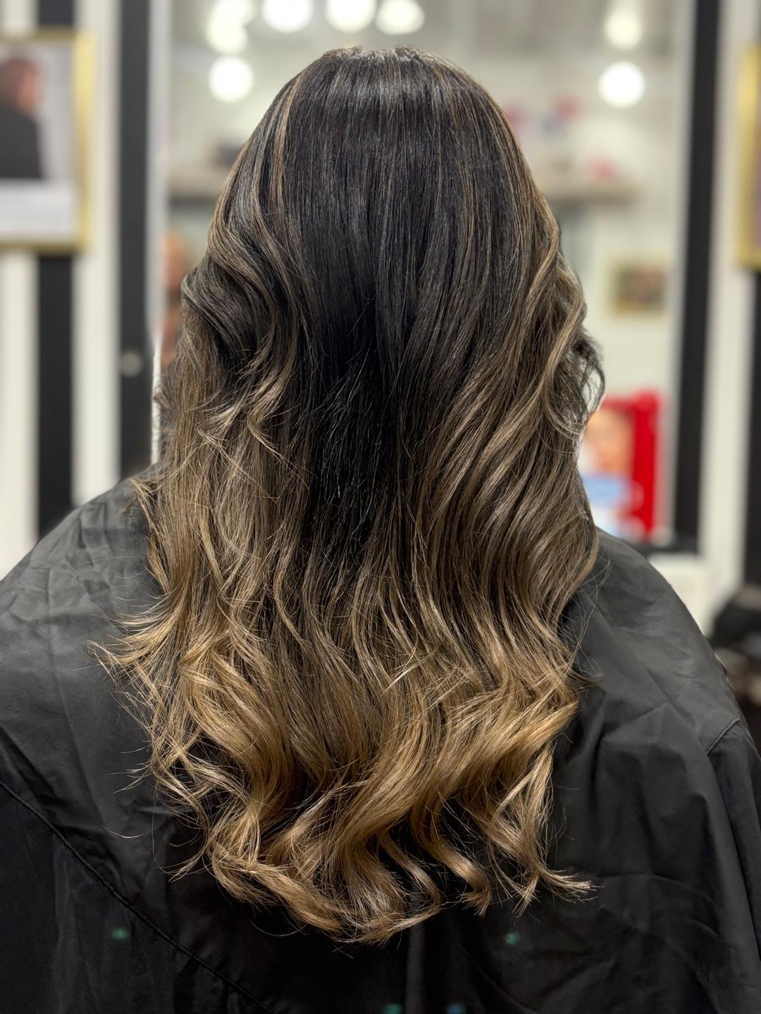 New Look. New Energy. Same You – just upgraded! 💇♀️✨
Sanfte Übergänge, glänzende Längen und ein natürlicher Farbverlauf, der einfach WOW macht!
Balayage trifft auf Volumenwellen – und das Ergebnis? Pure Eleganz mit einer Portion Power. 🔥
💬 Lust auf deinen eigenen Haar-Moment?
Dann buche jetzt deinen Termin unter https://f.mtr.cool/nbmlfagovk
oder direkt bei uns im Salon in Landshut.
🌿 Gefärbt & gepflegt mit den hochwertigen Produkten von CHI – für gesundes Haar mit Glanz-Garantie!
#HairAmis #BalayageMagic #Haarliebe #FriseurLandshut #Wellenliebe #CHIHairCare #NewLook #GlamourHair #HairInspo #Haarverwandlung