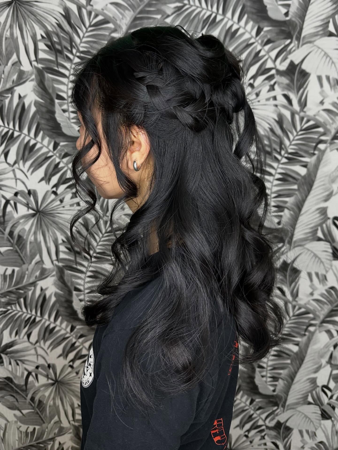 Updo by Ben @crozhair 💍
#bostonwedding #bostonupdo #bostonweddinghair #bostonweddings #bostonweddinghairstylist #bostonupdoartist #jplocalfirst #jamaicaplainma #bostonsmallbusiness #bostonhairsalon #bostonwedding2026