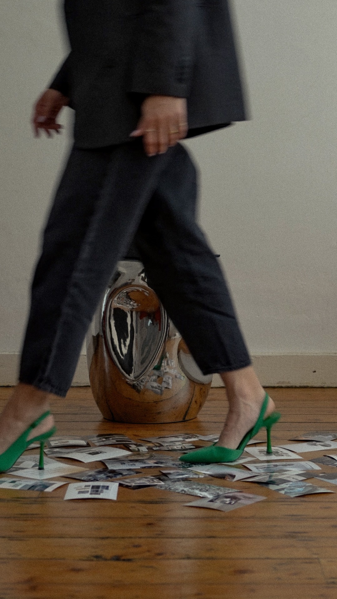 Er is een fase in ondernemen waarin ge voelt dat ge klaar zijt voor een volgende stap, maar alles rondom u nog hetzelfde blijft. Zelfde website. Zelfde beeldtaal. Zelfde manier van werken.
En ge hoopt dat een nieuw idee of wat extra content het verschil zal maken. Maar dat doet het meestal niet.
Wat ik vaak zie (en zelf ook lang deed): ge probeert alles zelf te blijven dragen. Nog een tool testen. Nog een template kopen. Nog een nieuwe planning opstellen.
En voor ge het weet, zijt ge uitgeblust van het zoeken — terwijl uw merk gewoon helderheid nodig heeft.
Groeien vraagt geen harder werk, maar een andere aanpak. Eén die vertrekt vanuit wie ge vandaag zijt, niet vanuit wat ge ooit begonnen zijt.
Bij club content helpen we ondernemers om die shift te maken. We nemen alles onder de loep: strategie, stijl, systemen, content — zodat ge niet blijft draaien in hetzelfde rondje, maar weer perspectief krijgt.
Het is geen quick fix, wel een traject dat uw merk opnieuw op zijn plaats doet vallen.
Benieuwd wat The Brand Mixtape voor jou kan betekenen? Dm '📼' voor meer info.