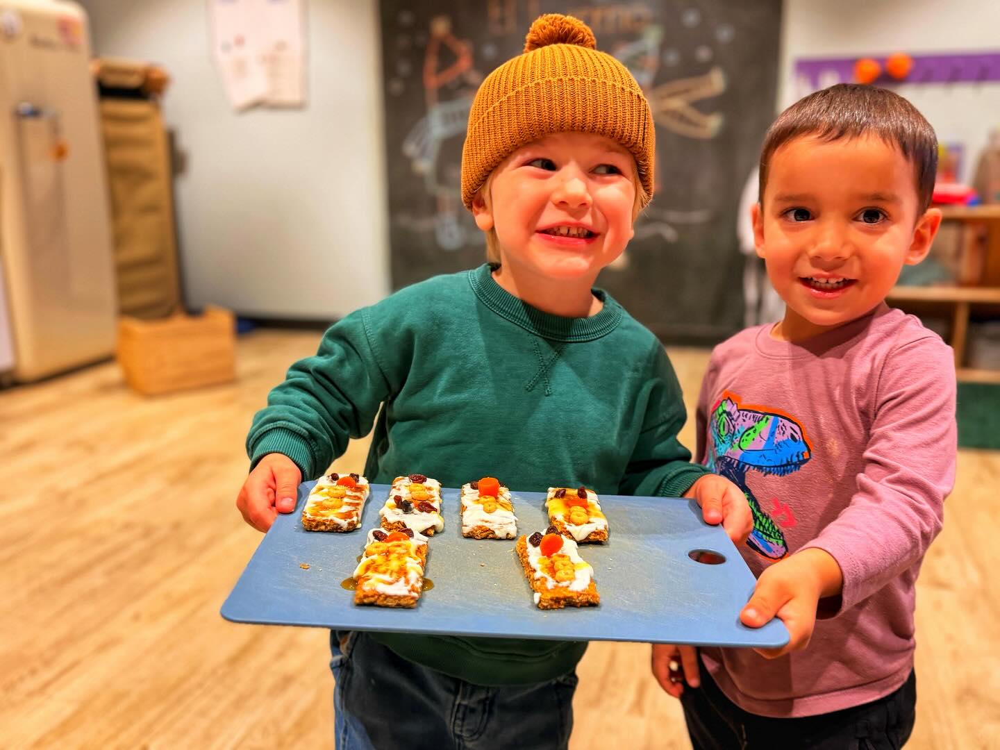 Martes con M de “mmm, qué rico!” 🍴
This month we are celebrating el invierno, and we’ll be exploring all the magical wonders of winter! ❄️✨
Today’s highlight was our delightful Peques Cocineros cooking activity! 😋We whipped up adorable snowman frozen bars by covering granola bars in yogurt, adding Cheerios for buttons, raisins for eyes, and a little carrot nose. Then we popped them in the freezer for a cool, sweet snack and drizzled them with a bit of agave for that extra touch of sweetness. ❄️
While the treats chilled, we also explored winter weather fun! The kids had a blast pretending to blow clouds across the sky and learning how the wind works. We tried creating our own air currents and moving a windmill, and everyone had fun with the pretend clouds and different weather patterns en el Invierno!
It was a delicious and fun way to wrap up our wintery day. Thank you for following along, and we hope you enjoy trying these cool treats at home! ❄️🍽️✨