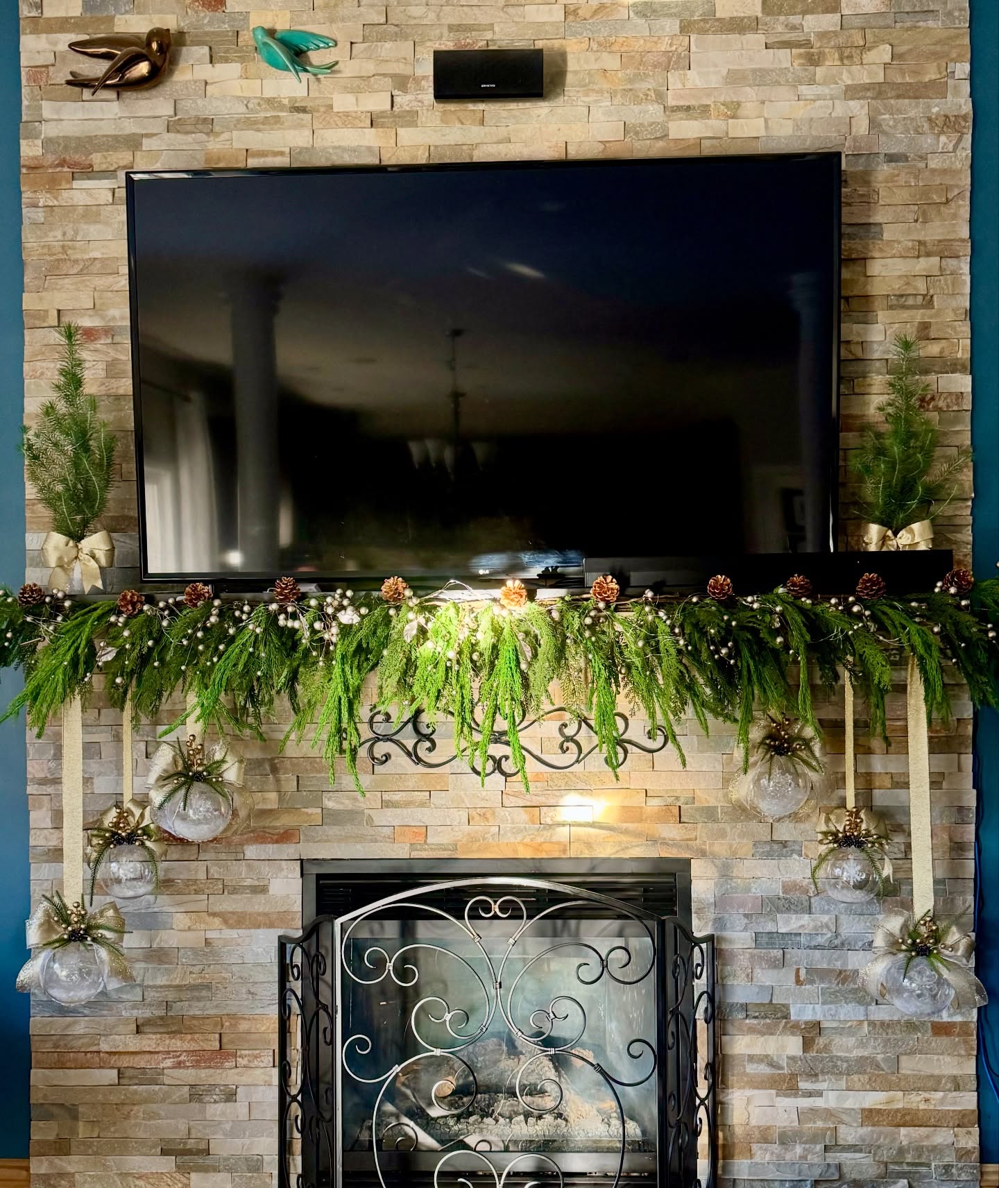 PART 2!
The results of yesterday’s crafting chaos! Hand-crafted Christmas magic ✨… these hanging ornaments added the perfect touch of sparkle to our mantel! 🎄🤍
What do you think?
😃🙏❤️
www.nadinenoelledesign.com
#christmas #glitter #eventdecor #OakvilleEvents #hamiltonevents #burlingtonevents #NadineNoelleDesign #holidaymagic2025