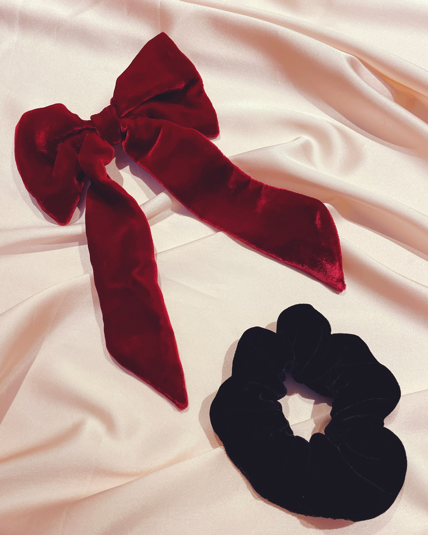 I have a bit of a love/hate relationship with this silk velvet. And if I’m honest, I’m not sure I’m going to order more 😅
I love how it looks when I’m finished sewing but when I cut it, the fluff goes everywhere so there is extra cleaning to do each time I sew it. And it is a bit trickier to sew and I needed to adapt the bows a bit because of how thick it is! Despite the extra fluff, when I finish sewing, I forgive the velvet straight away as the plush sheen is just too good!
Image description- 1. A red silk backed velvet hair bow and black silk backed velvet scrunchie on a pale pink silk background
2. A black silk backed velvet hair bow and red silk backed velvet scrunchie on a pale pink silk background
