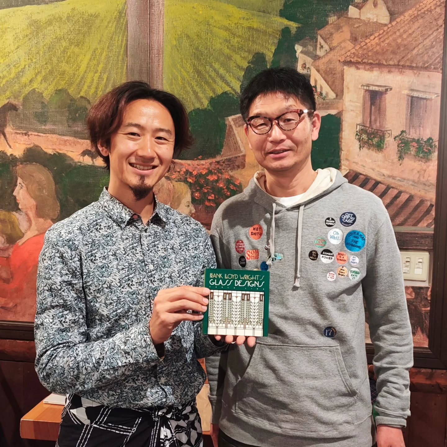 \Frank Lloyd Wright’s Window Designs/
We are grateful to Masataka Sugita
@asslowaspossible
, a “Book Cover Sommelier” who curates stories where books and book covers meet, for donating a stunning collection of Frank Lloyd Wright’s decorative and beautifully designed window works to Architecture Book Bridge Sri Lanka 🇱🇰.
Thank you so much 🙏
The book he purchased during his trip to the U.S. beautifully expresses Wright’s organic architecture through its cover design, typography, and every detail—simply looking at it is inspiring.
In Sri Lanka, traditional houses often feature iron or wooden latticework with floral motifs on their windows, blending function and beauty. We hope Sri Lankan architecture students will enjoy discovering Wright’s window designs as well 😊
―――――――――――――――――――
HOW TO DONATE BOOKS❓️📚️🇱🇰
✈️ Traveling to Sri Lanka (or know someone who is)?
👉 Check the link in bio for the guide!
@abb_srilanka
Architecture Book Bridge Sri Lanka 🇱🇰 is a volunteer project delivering architecture books to students in Sri Lanka.
We welcome anyone who would like to join us in building a “bridge of books” that connects Sri Lanka with the rest of the world through book donations and support 📚🌏
【In response to Cyclone Ditowa, which struck in late November 2025, we are especially welcoming books on disaster mitigation, emergency response, and post-disaster reconstruction in architecture and civil engineering 🙏】
#franklloydwright #architecturebooks #architecturelovers #architecturestudents #architecturebookbridge