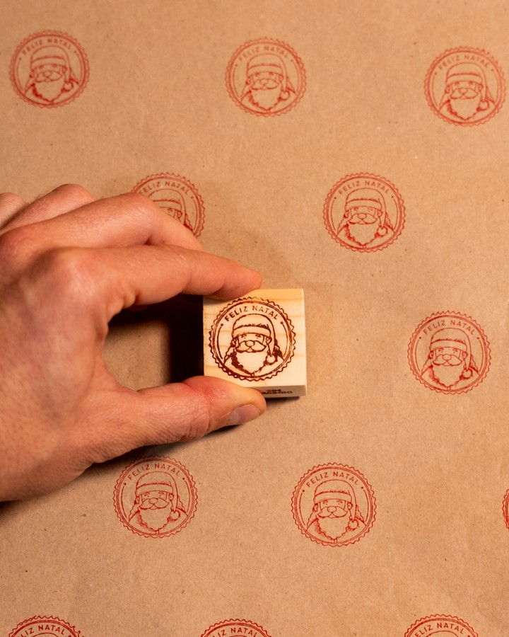 Este é aquele lembrete anual de que um carimbo salva qualquer presente.
Embrulho torto? Carimbo.
Etiqueta meia feia? Carimbo.
Presente comprado à última hora? Carimbo, muita confiança e ninguém nota.
⠀⠀⠀⠀⠀⠀⠀⠀⠀⠀
Fun fact: funciona sempre 😎