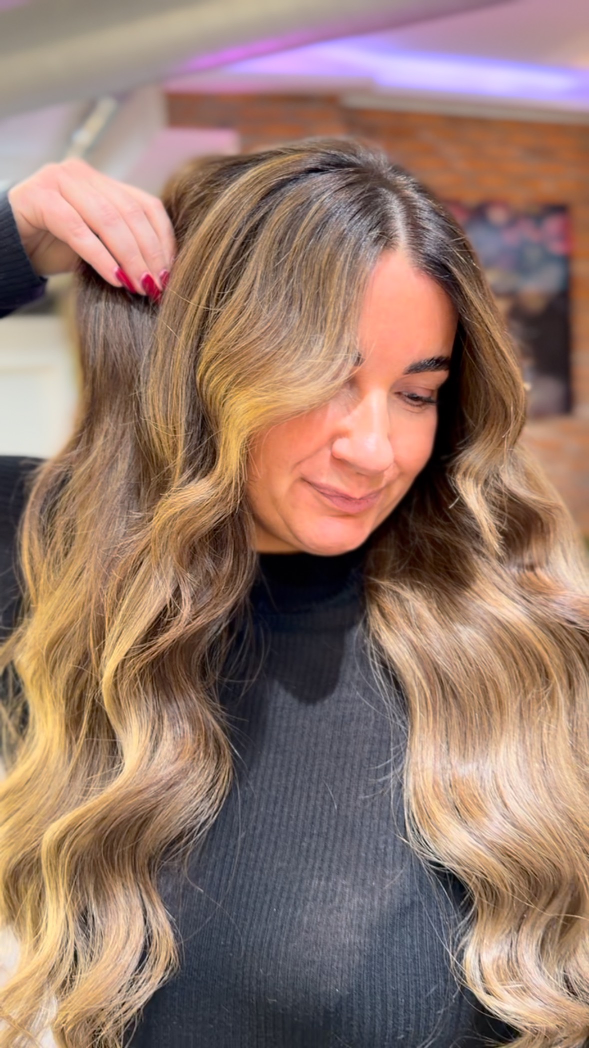 Warum Tapes längst Vergangenheit sind?
Weil moderne Weft Extensions oder Tressen-Extensions genau das liefern, was wir heute erwarten:
Natürlichkeit, Flexibilität und Komfort – ohne sichtbare Übergänge und ohne das Eigenhaar zu belasten. ✨
Während frühere ‚Tapes‘ oft starr wirkten und das Haar beschwerten, oder auch gar nicht sich deinem Haar anpassen können, passen sich moderne Tressen deinem Haar an – nicht umgekehrt.
Sie bewegen sich weich, fallen natürlich und integrieren sich nahezu unsichtbar. Ein Upgrade, das man nicht nur sieht, sondern fühlt.
Mehr Fülle, mehr Leichtigkeit, mehr Selbstbewusstsein – weniger Kompromisse.
So fühlt sich ein echtes Hair Glow-Up an. ✨
Die Benefits moderner Tressen | Wefts auf einen Blick:
✔ unsichtbare & flache Verarbeitung
✔ sanfter zum Eigenhaar durch weniger Zug
✔ natürlicher Fall & flexible Bewegung
✔ ideal für feines bis dichtes Haar
✔ längere Haltbarkeit & hochwertiger Tragekomfort
✔ vielseitiges Styling ohne Einschränkungen
Modern Extensions. Modern Confidence. Modern You ❤️