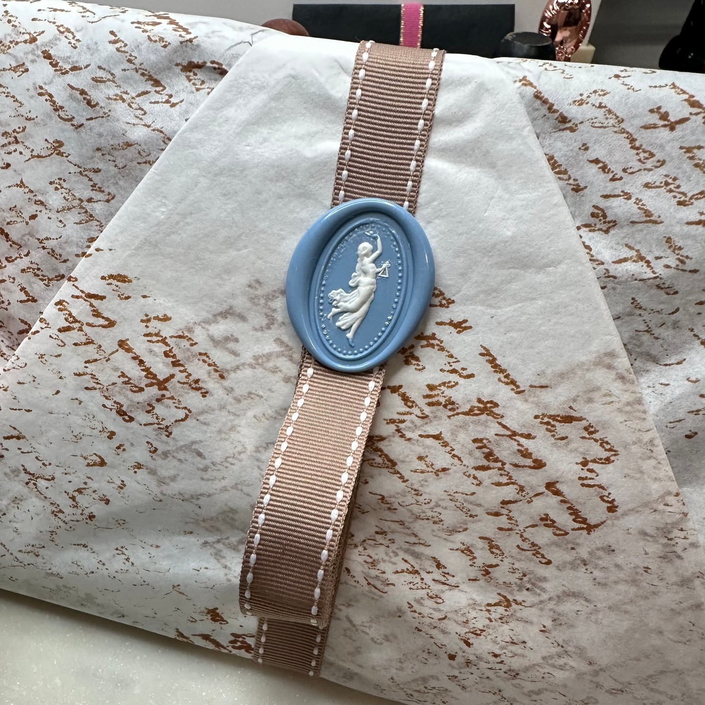 I love how handmade gift accessories turn a simple present into a memory. Each ribbon, tag and wrap is chosen with care to match the moment and the person. I’ll handle the details so your gift feels personal and polished — no DIY stress required. Link in bio. ✨🎁🌿💌
Tell me: who are you gifting to?