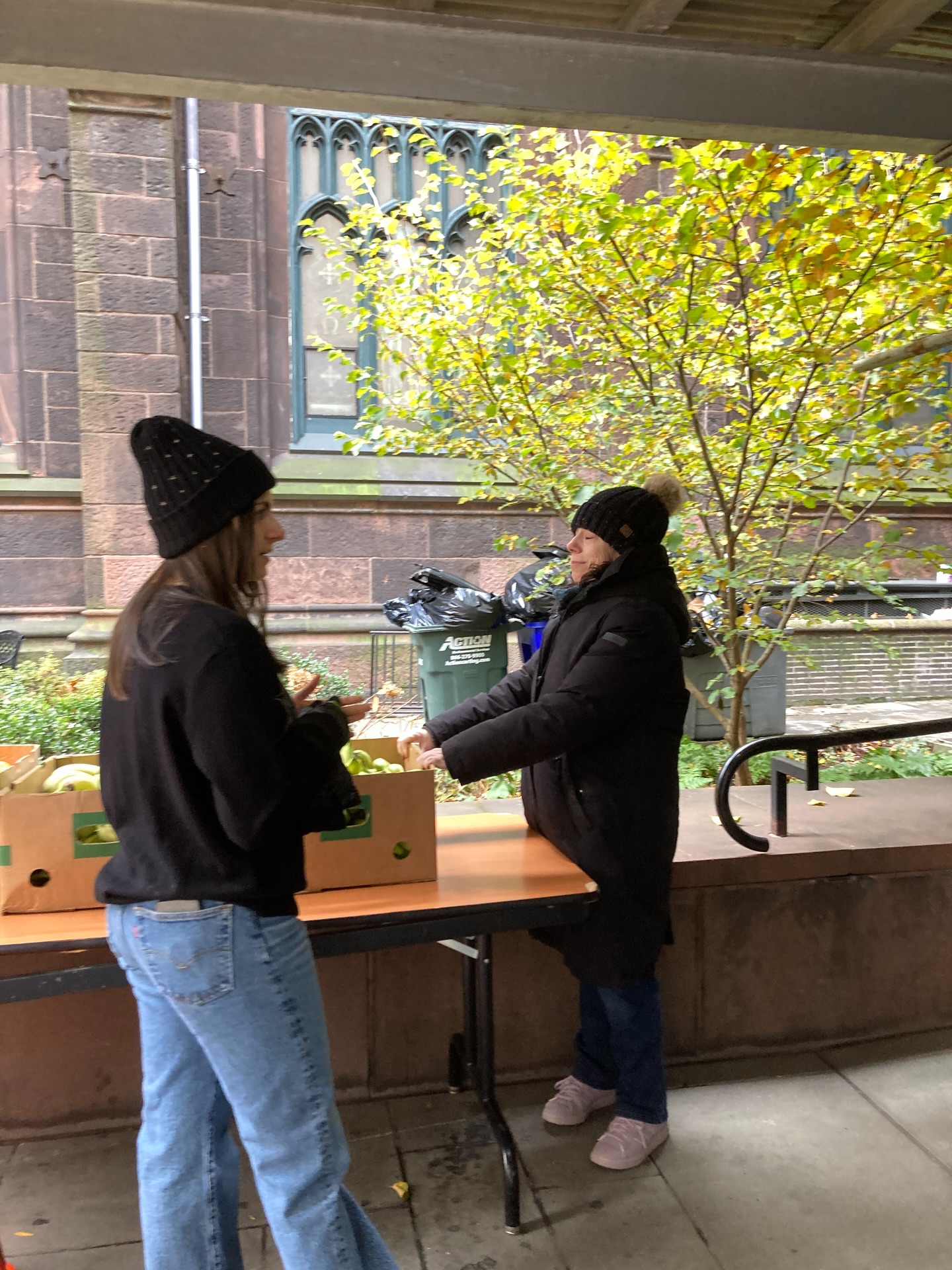 Thank you to everyone who showed up for St. Joe’s this past Saturday. We served our sandwiches and snacks outside, and the way our volunteers and guests adapted so smoothly meant everything. It was a long, cold afternoon, but the spirit around the tables reminded me why this community is so strong.
A special thank you to Margaret @the_actor_margaretcolin for donating soup. It was a big hit and brought real comfort to people who needed it.
We’re grateful for every set of hands, every kind word, and every bit of support that helps us keep going week after week.
Thank you for being part of this work.
#community
#stjoessoupkitchen #WestVillage