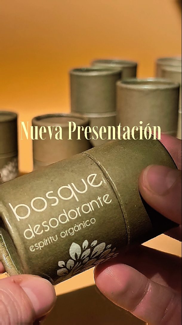 El Desodorante en Barra Bosque se renueva por fuera, pero sigue siendo el mismo por dentro 🤍
La fórmula no cambia:
natural, consciente y efectiva, hecha con ingredientes honestos y mucho cuidado en cada proceso.
Lo que sí cambia es su presentación: mismos frascos ecoamigables, ahora con un diseño más bonito y coherente con lo que somos como marca.
Desde ahora lo encuentras en dos presentaciones:
🌿 40 g
🌿 65 g
Pensadas para acompañarte mejor, ya sea en tu día a día o en movimiento.
Gracias por elegir productos hechos con intención, respeto por el cuerpo y amor por la tierra 🌱✨
#desodorantenatural #sinaluminio #desodorante #cosmeticanatural #artesanal #ecoamigable #lanzamiento #natural