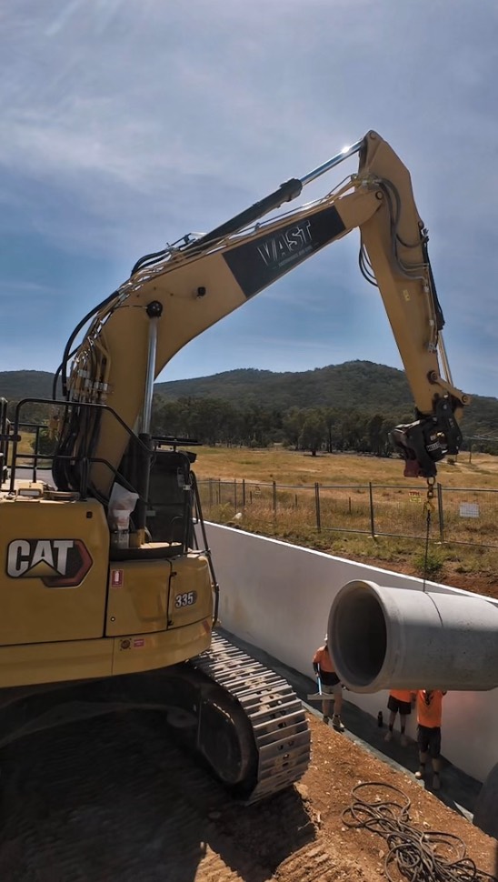 Our Dincel wall is finally up at Watson meaning the team could hook in to our remaining 1200 stormwater install. Couldn’t help but take the drone through for a close up look at the action 🤩