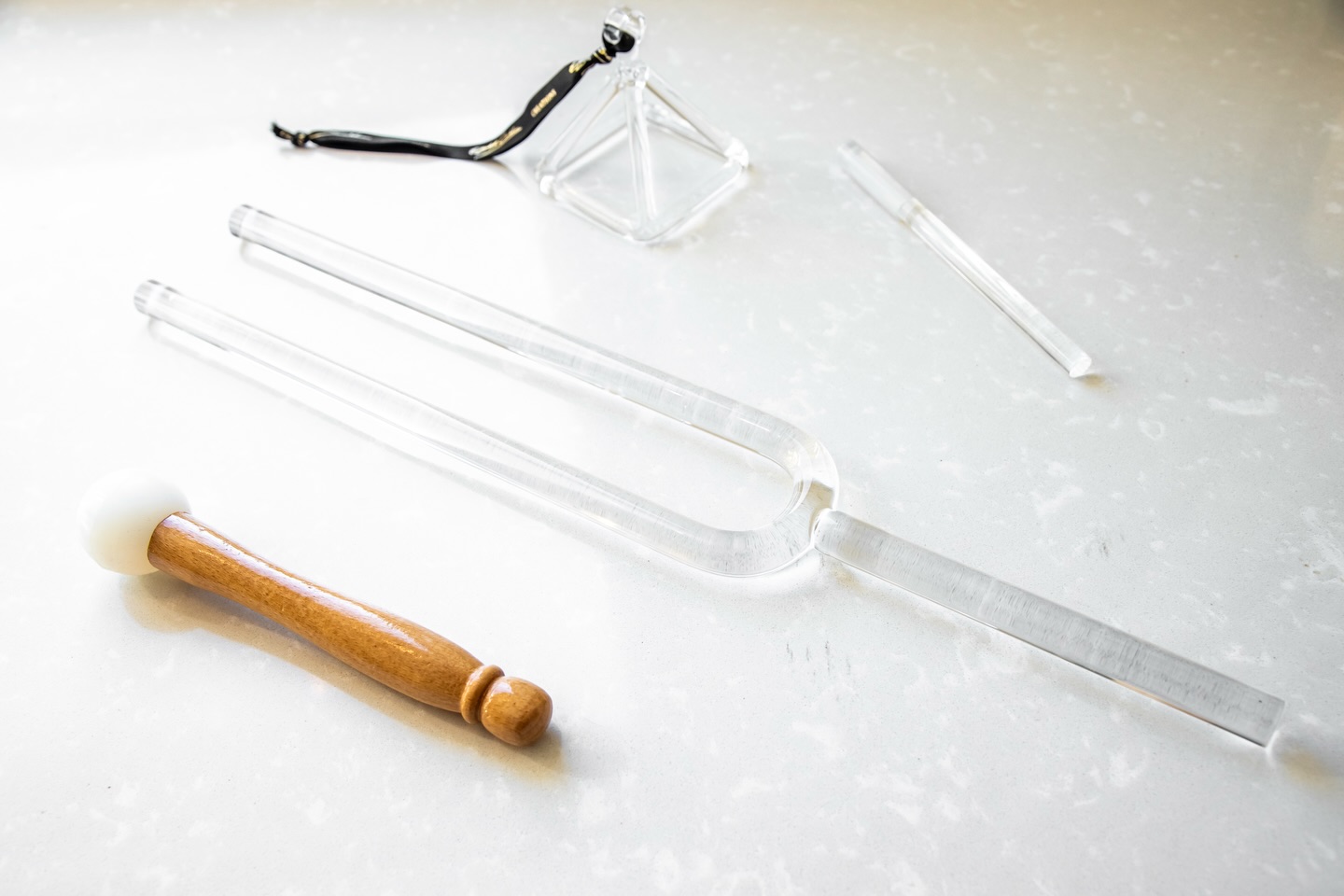 Connaissez-vous la sonothérapie ?
Les vibrations traversent le corps et résonnent avec votre propre énergie, aidant à débloquer ce qui peut être resté figé depuis longtemps. Cela ne se sent pas seulement comme un relâchement physique, beaucoup remarquent que leur façon de respirer change, que leur concentration se clarifie, et que certaines émotions qu’ils avaient tendance à refouler se mettent naturellement en mouvement.
Dans le protocole du massage Crystal Touch, la sonothérapie est utilisée en complément du toucher pour créer un effet synergique.
Les vibrations préparent le corps à recevoir le soin, ouvrent l’espace intérieur, et permettent au toucher de travailler plus profondément.
Vous repartez plus centré, plus aligné, avec une sensation d’énergie rééquilibrée et une meilleure fluidité dans le corps et l’esprit.
C’est un soin concret et puissant, qui agit à la fois sur le stress, l’énergie et l’état émotionnel, tout en restant totalement naturel et accessible.
Infos et formations sonothérapie sur mon site www.elizabethcontal.com ou contactez moi directement par message privé 💌 #sonotherapie