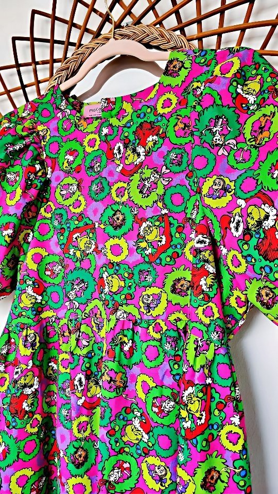 I do love my Grinch Christmas 😆 Loving the bright purple and green colour combi on this ❤️ !
#grinchchristmas #madeinsingapore #slowfashion #MakennaStudio