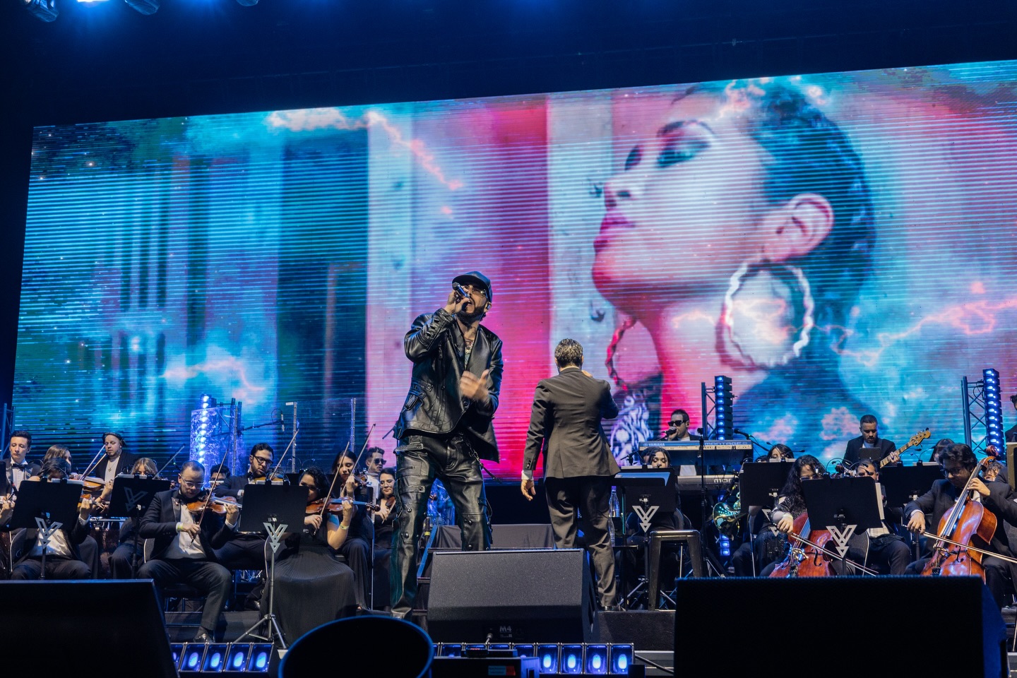 ▪️ @yandel Sinfónico con @filmoorchestra
▪️ Un evento de @breakfast_live
▪️ PR: @noujau_sound
Empecemos por el contexto: sí, leyeron bien. El ‘Capitán Yandel’ se tiró la maroma de fusionar la potencia del perreo con la majestad de los instrumentos clásicos. Pensé: ¿cómo va a sonar eso? ¿Será que funciona? ¡Y, vaya que funcionó! Fue una sorpresa total, una cátedra de cómo se puede innovar sin perder la esencia.
