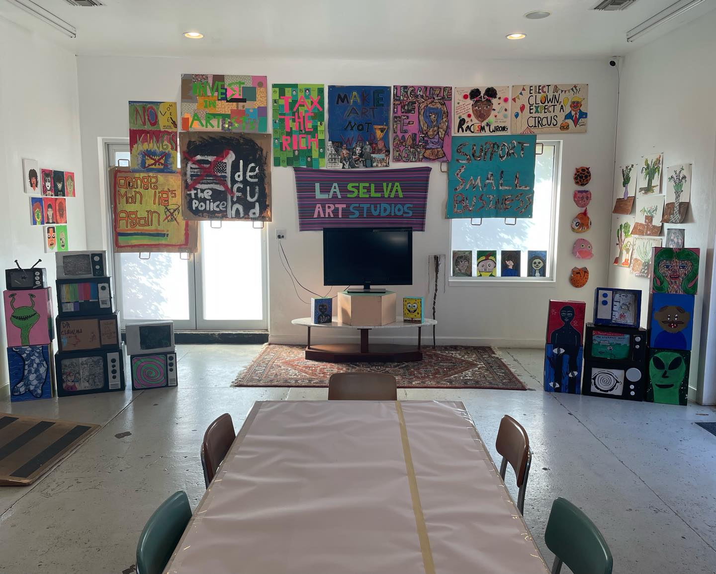 🤗Hey! Thanks for showing up to the art and music show this past Saturday! Beyond grateful for all the donations and support for this community art program. Special thanks to @youth.ambulance and @dr.claw_band !! The cold rainy weather didn’t keep them from playing outside…numb fingers and all. Thanks to @g1rl0s3r and Leah for your volunteering!! Thank you @curiaonthedrag and @auk_market for the space and promotion..it takes a village! Happy Holidays everyone🎄stay cozy!🔥