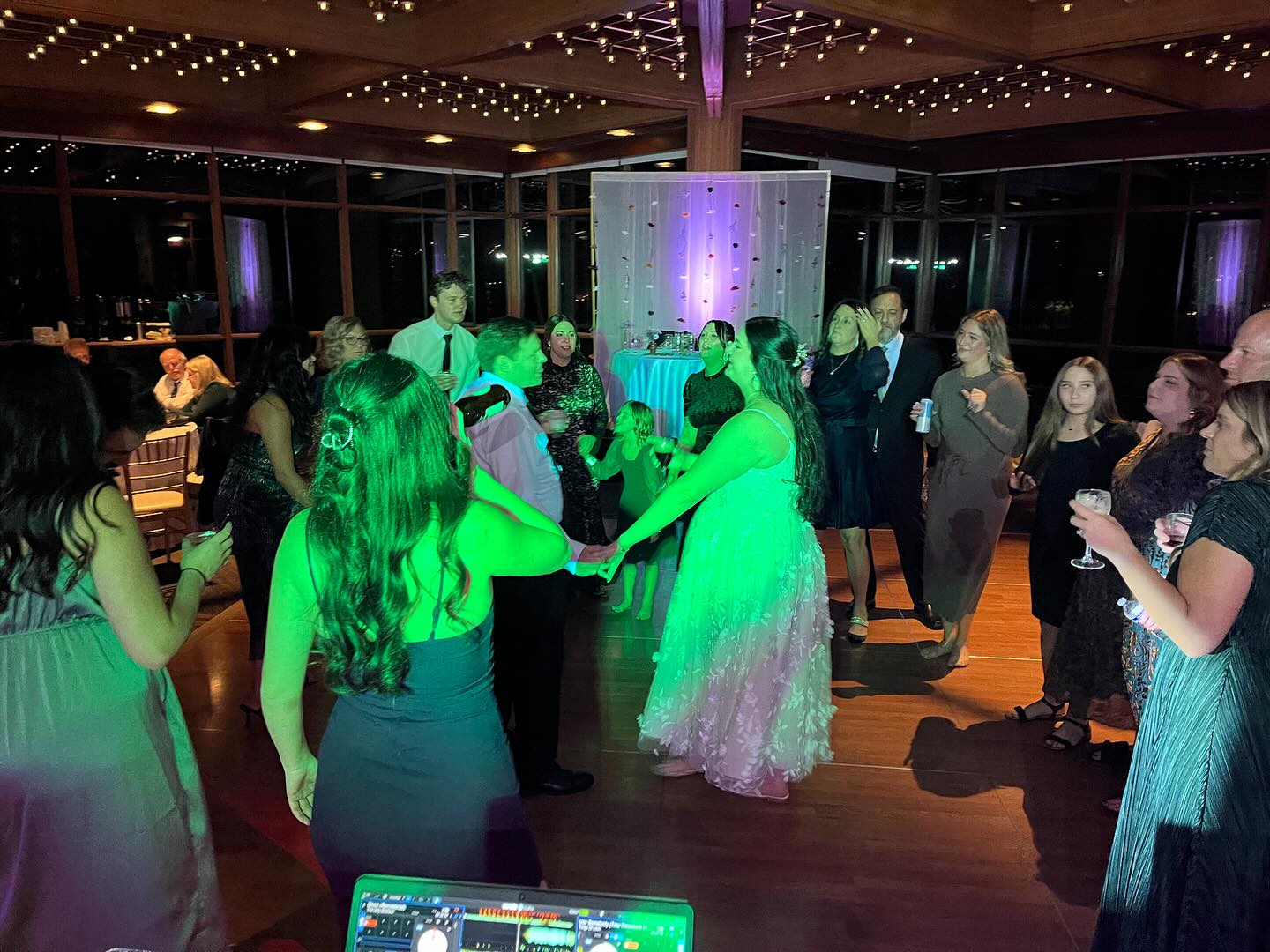 I love blending requests and the bride & grooms playlist. This ensures that it’s always a good time. If you make a request, you HAVE to dance! 🎉🎶