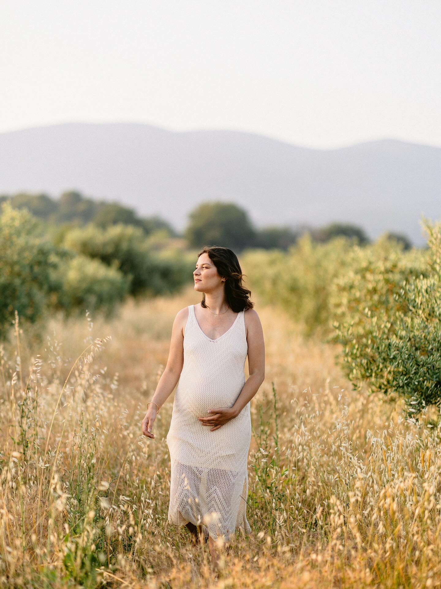 Repost après oubli de plein de jolies photos ✨💐 ceux qui ont déjà vu la 1ere version, il y en a des nouvelles 🤭🌞
Qui veut replonger en plein été ? 💛
J’ai beau essayer de croire en la magie de Noël, au plaisir des journées plus courtes, d’une météo plus froide, des gros pulls d’hiver et des chocolats chauds, mais rien n’y fait, je suis une fille de l’été, j’aime cette lumière qui chasse la nuit et ces soirées qui n’en finissent plus, les cigales et la chaleur, les vêtements légers, la Provence en carte postale🦋🌿🌾💐
Alors je partage ici une session réalisée avec un jeune couple beaucoup trop beau, qui attendait leur premier enfant avec impatience, un peu d’appréhension, le frisson de l’inconnu, mais heureux d’accueillir ce petit bébé dans leur vie 🌞 et revoir ces images chaleureuses me met du baume au coeur !
Et vous, vous êtes team été ☀️ ou team hiver ❄️ ?
#photographegrossesse #photographeprovence #provencephotographer #authenticlovestories #belovedstories #lifestylephotographer #pregnancyphotoshoot #aixenprovencephotographe #eyemamaproject #truelove #naturalligthphotography #provencemylove #luberonphotographer #photographeluberon #goldenhourphotography