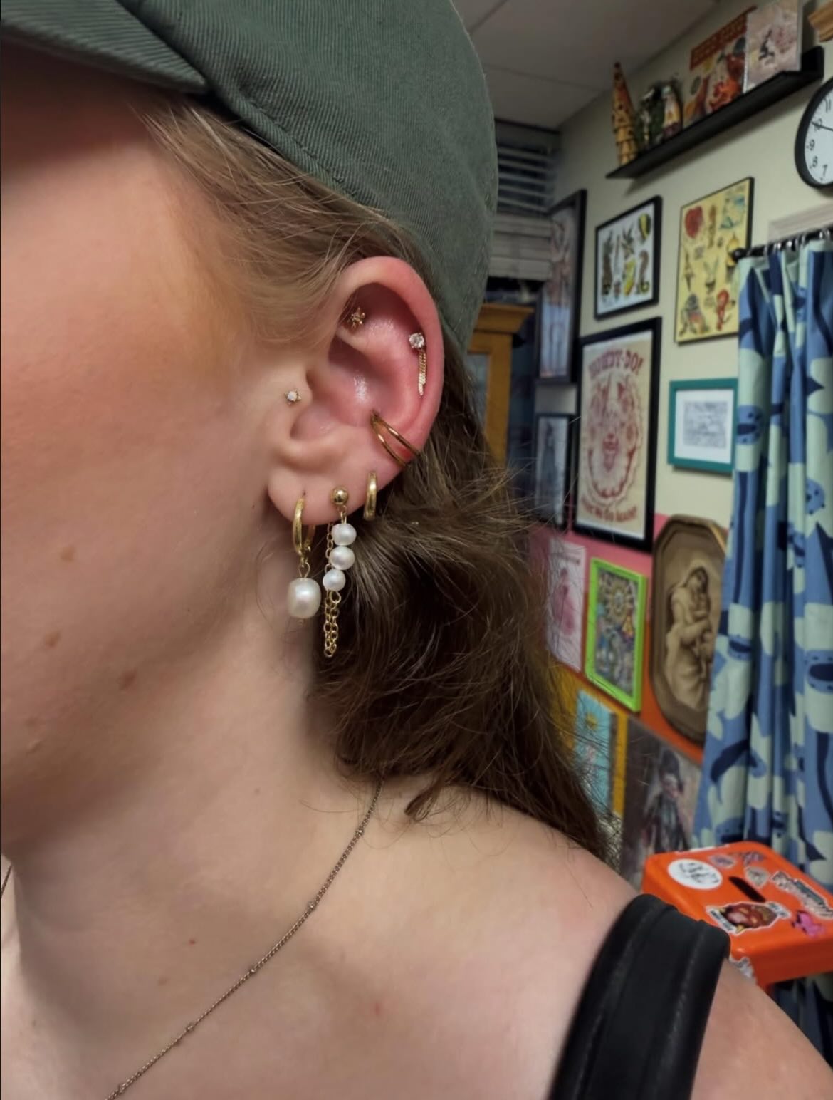 Some recent piercings from @cassidy_pokes !! The Food Drive piercing special is still going strong!
🎁 Bring a non-perishable food item through December 23rd and get $20 off a piercing, with a limit of 3! Come support the community and look rad while doing it! 💎
*Child’s lobes are not included in the special, but feel free to bring donations if you’d like!
#ironwoodink #omahapiercer #omahapiercing #omahatattooshop #omaha #nebraska #omahanebraska #safepiercing #professionalpiercer #piercings #piercing #lobepiercing #navelpiercing #eyebrowpiercing #earpiercings #getpierced