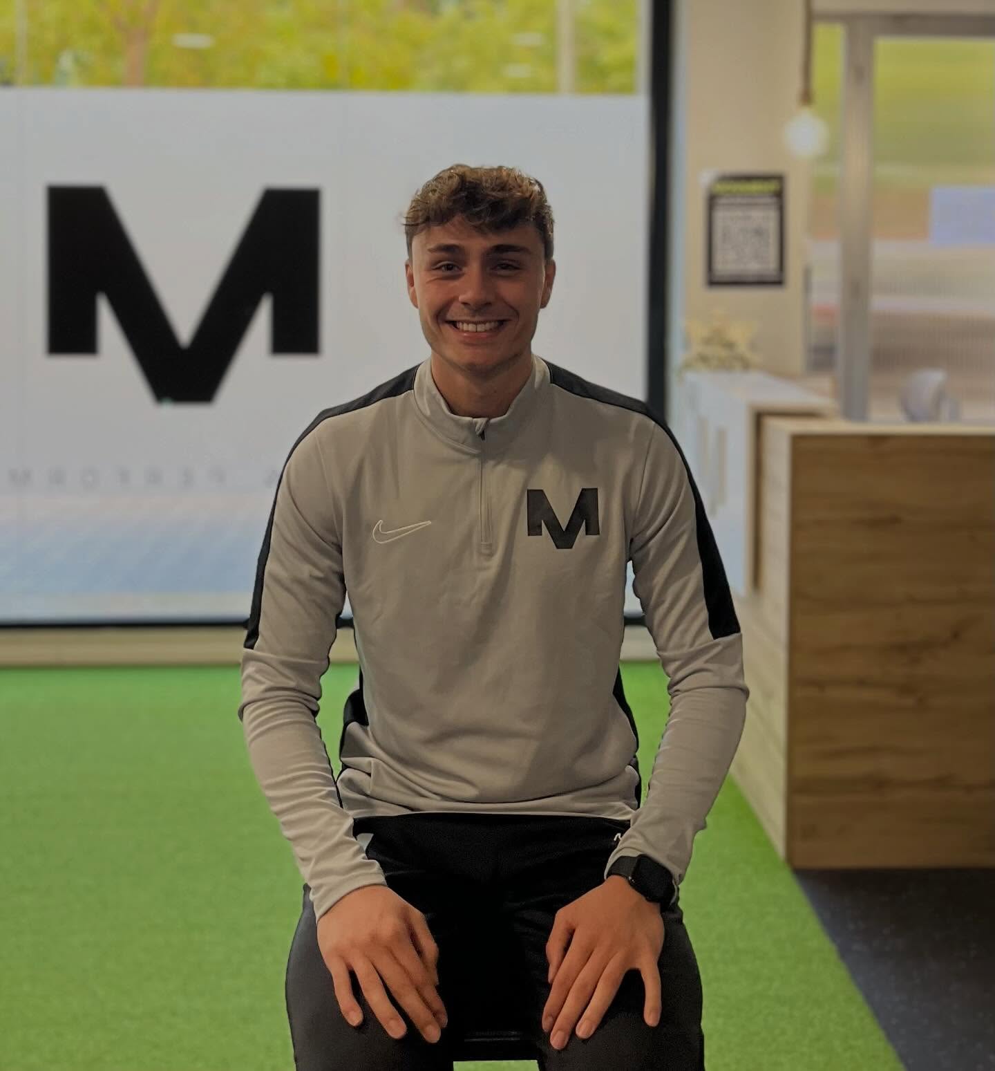 Hoy queremos presentaros a Alex👋, nuestro menorquín graduado en Ciencias de la Actividad Física y del Deporte 🎓. Vinculado al deporte desde pequeño, ha trabajado como preparador físico, entrenador y recuperador en clubes, academias y clínicas especializadas ⚽🏋️♂️.
Actualmente es preparador físico en MovMent Barcelona, donde acompaña a personas y deportistas en la mejora de su salud y rendimiento. Paralelamente continúa formándose con un máster y diversas especializaciones 📚.
Apasionado del deporte y de la naturaleza, disfruta del fitness, pádel, snowboard, kayak o paddle surf 🌿🏂🚣♂️.
En MovMent ha encontrado una filosofía que encaja plenamente con su forma de entender el entrenamiento 🤝 y empieza esta etapa con ilusión y un propósito claro: ayudar a que cada día sea un poquito mejor ✨.