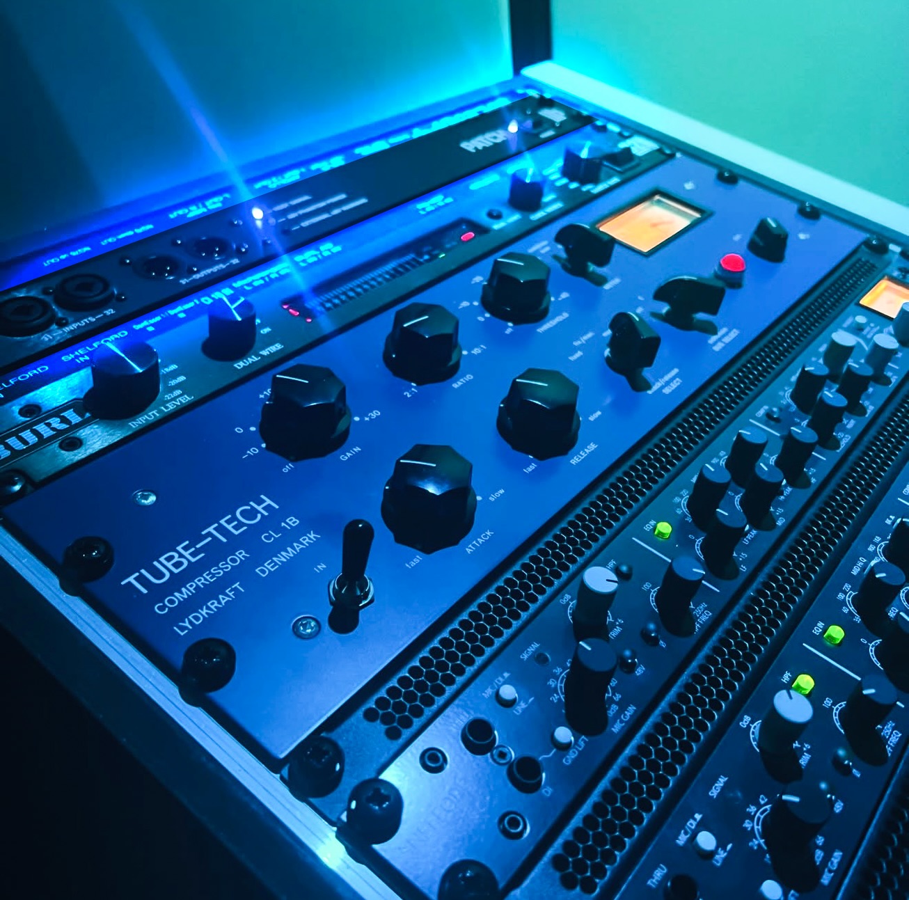 The Central Nervous System of your Analog Processing. #PATCH
🛒 Shop Now - www.flockaudio.com/buy
📍Dealers - www.flockaudio.com/dealers
- - -
Use your Analog Hardware like plugins with simple drag + drop intuitive functionality plus so much more! Contact your preferred Flock Audio Dealer to learn more and order your PATCH Series model today!
- - -
See why thousands of audio professionals and studios around the world are switching to the new standard of analog routing… The PATCH Series!
(www.flockaudio.com)
- - -
#flockaudio #patchbay #StudioLife #AudioEngineering #MixingEngineer #RecordingStudio #MusicProduction #SoundDesign #AudioGear #ProAudio #MusicStudio #HomeStudio #StudioSetup #PatchBay #AnalogGear #DigitalAudio #StudioEquipment #SoundEngineer #MixingAndMastering #StudioRecording #MusicProducer #AudioMixing #MasteringMusic #StudioSession #GearHead #studioinspiration #studiowork #studio #mixing