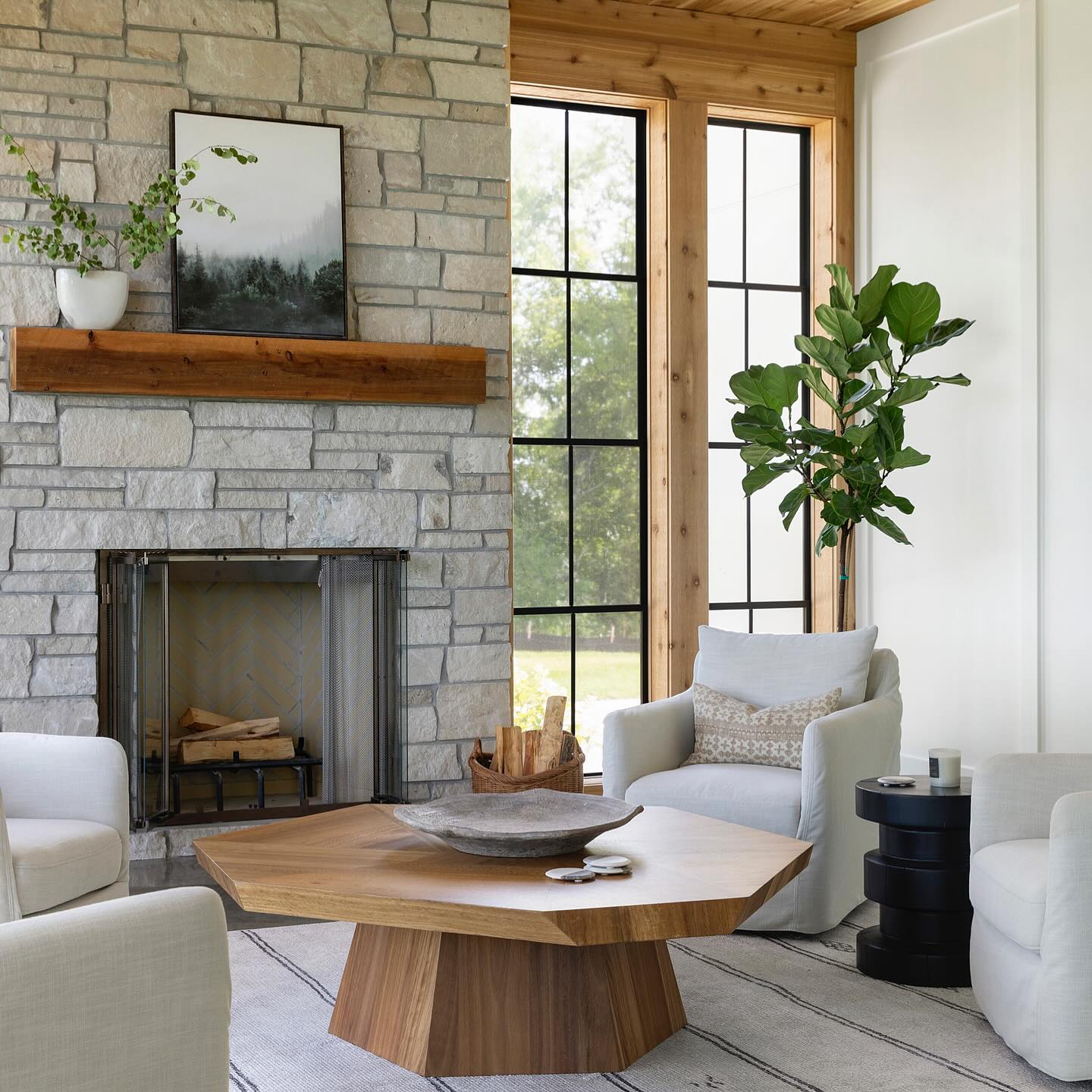 Designed for every season, this screen porch is a space to gather, unwind, and enjoy the outdoors (even in the snow) in comfort and style. #projectmodernbrickhouse
Build: @divinecustomhomes
Design: @haven.design.collective
Photography: @spacecrafting_photography