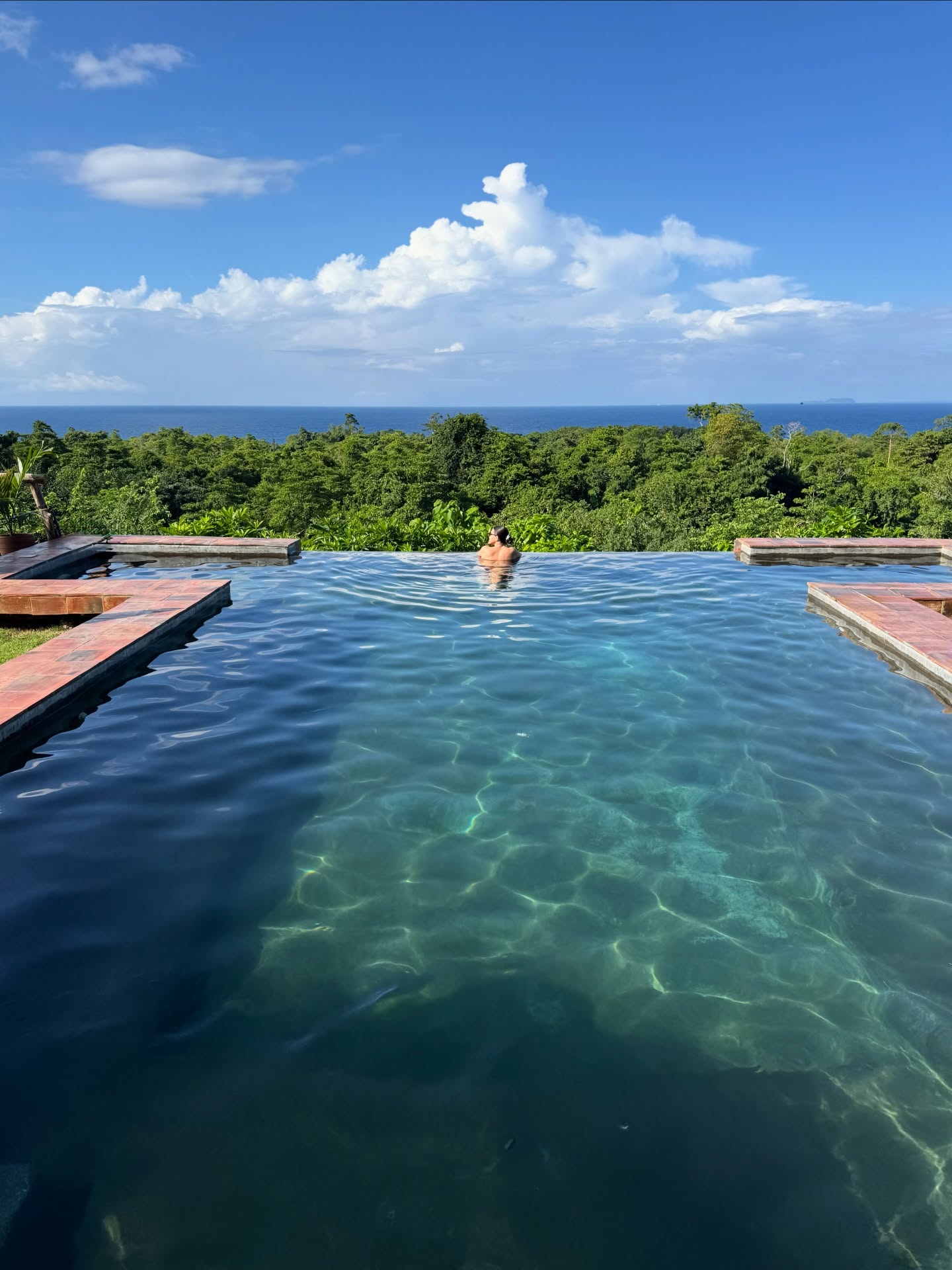 Philippinen Photo Dump 🇵🇭 #1 – Siquijor
Wir sind nach Cebu geflogen, haben dort eine Nacht verbracht und sind am nächsten Tag mit der Fähre 5,5 Stunden nach Siquijor gefahren. Nach drei Tagen „Reise“ sind wir dann endlich an unserem ersten Ziel angekommen. ✨
1: 🛖 Unsere traumhafte Unterkunft: @nakabalosiquijor 😍
Ich glaube, die Aussicht und dieser Infinitypool sprechen für sich!
2: ☕️ Frühstück war bei uns im Guesthouse inklusive – aber wir hatten Lust auf Abwechslung und sind zu @shaka.hq . Dort gab’s eine super leckere Açaí Bowl und richtig guten Kaffee (Kaffee ist hier echt schwierig zu finden 😅).
3: 🌴 #palitonbeachsanjuansiquijor – der schönste Strand, den wir auf der Insel hatten.
Drei Buchten, jede wunderschön. Ins Meer geht’s flach rein, dann kommen die Riffe – perfekt zum Schnorcheln und sogar zum Tauchen 🤿.
4: 🥥 Eine frische Kokosnuss geht immer!
5: 🌅 Die Sonnenuntergänge sind unglaublich – egal ob am Strand oder von unserem Pool aus.
6: 🍹 Und dazu natürlich ein Sundowner!
Meine Restaurant-Empfehlungen
(Die philippinische Küche hat uns ehrlicherweise nicht komplett überzeugt … 😅)
7: 🍕 @dolceamoresiquijor – super leckeres italienisches Essen, gemacht von echten Italienern, die sogar ihre Lebensmittel importieren.
8: 🍍 Neben dem Shaka waren wir auch im @lucaloko_restaurant . Super fancy Bowls – z. B. diese mit weißer Schokolade und Spirulina.
9: 🍛 Ein richtig guter Thai: @aroimakmak.siquijor
10: 🌴 Am Paliton Beach hängen überall Palmen-Schaukeln – macht Spaß und bringt durch den Wind eine kleine Abkühlung!
11: 📖 Abhängen, chillen, lesen und ein bisschen planschen – mit dem schönsten Ausblick.
12: 💦 Cabugsayan Falls: Wir waren ganz lange komplett allein dort und hatten den Wasserfall für uns. Mit der Liane ins Wasser zu schwingen ist einfach mega!
#Siquijor #Philippines #philippinestravel #IslandLife #TravelDiaries #travel #philippinestravelguide