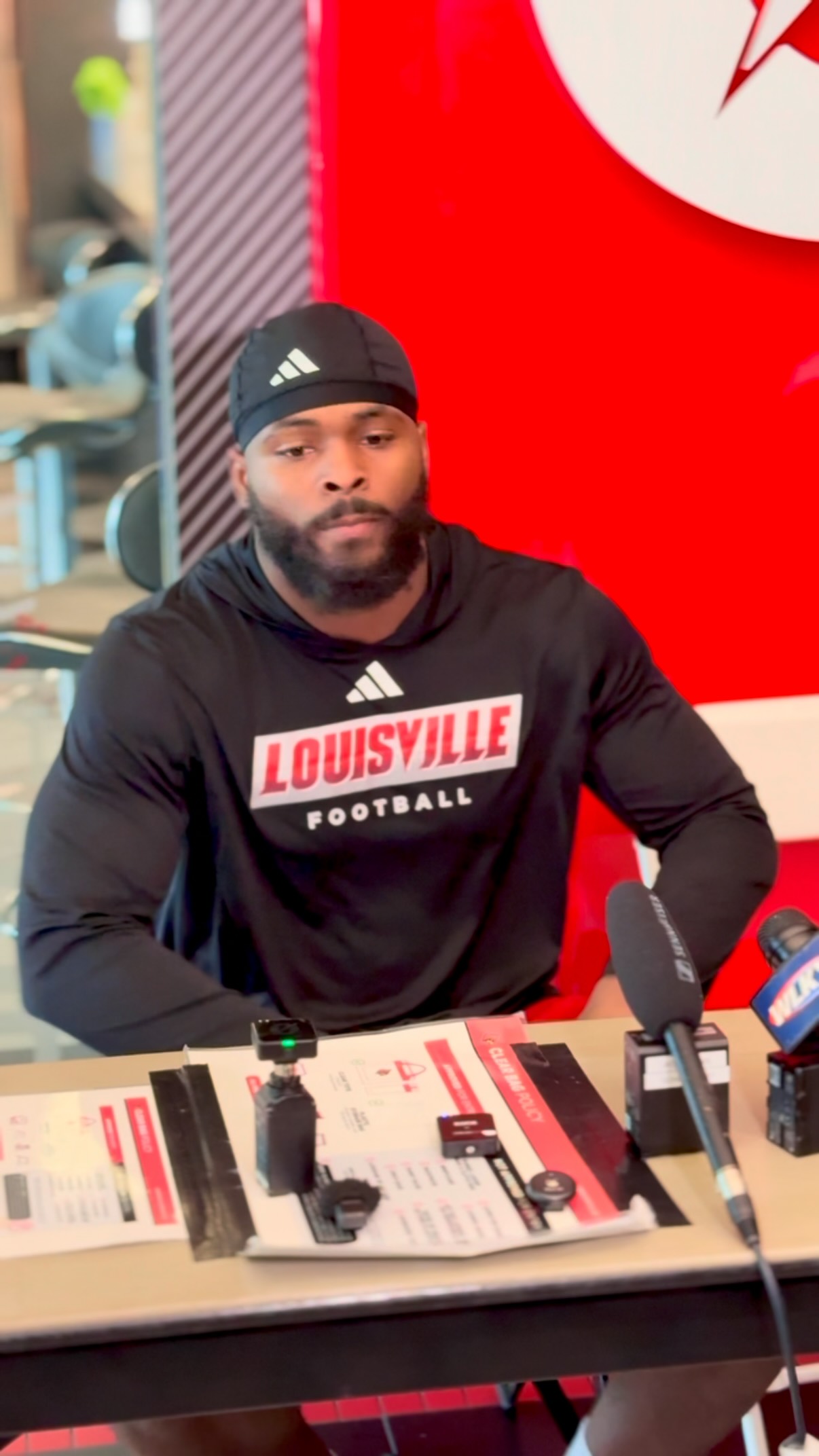 Here defensive ⭐️ @_clev.lubin speaks to the media ahead of the bowl game down in Florida between @louisvillefb & @ToledoFB .
@gocards x @universityoflouisville x @louisvillefb