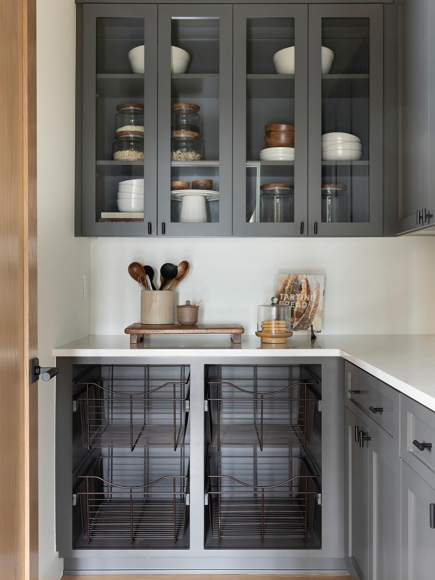A pantry perfect for all the Holiday baking! Designed to make life a little more organized (and a lot more stylish). #projectacreageinthepines
Build: @divinecustomhomes
Design: @haven.design.collective
Photography: @spacecrafting_photography