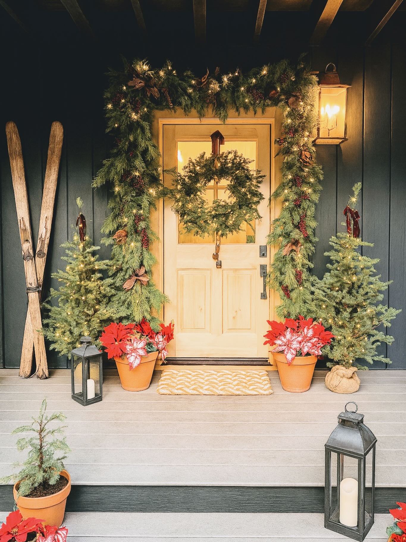 #christmasarch #floralarch #christmasdoor #christmasgarland #holidaydecor #seasonalporchdecor #holidayporch #porchdecor
