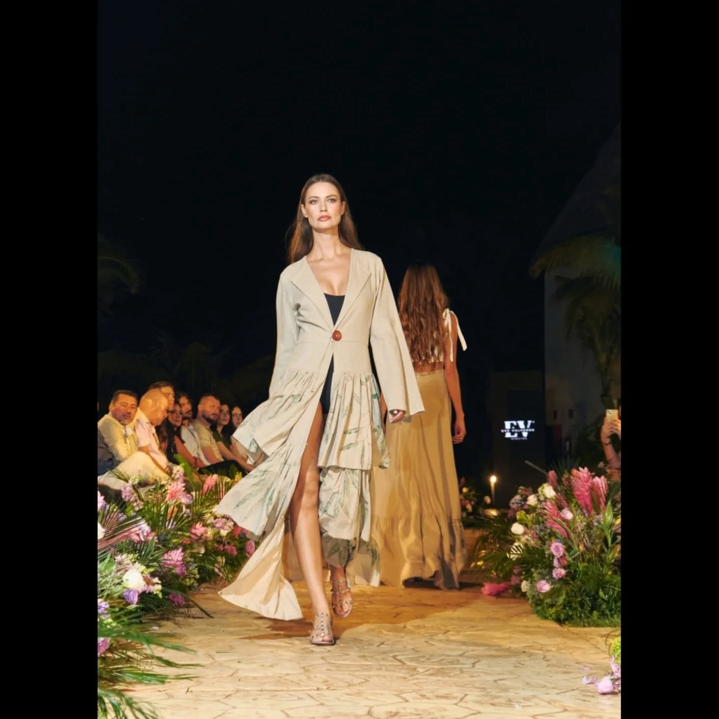 La magia de la pasarela reside en los detalles, y @dave________sm no dejó escapar ninguno. ⚡️
Un agradecimiento especial a Dave por estas capturas increíbles y por una colaboración tan fluida y profesional. Lograste detener el tiempo y plasmar la esencia de nuestras texturas y la fuerza de esta colección de una manera magistral.
Siempre es un honor presentar nuestro trabajo en plataformas de alto nivel como @mexicofashionshow. Gracias por la hospitalidad y por ser una vitrina clave para el talento de la región. Nos vemos pronto. 🖤
#EveValverdeAtelier #FashionPhotography #Runway #MFS #Mexico #SustainableLuxury #ArtisanalFashion
@dave________sm
@mexicofashionshow