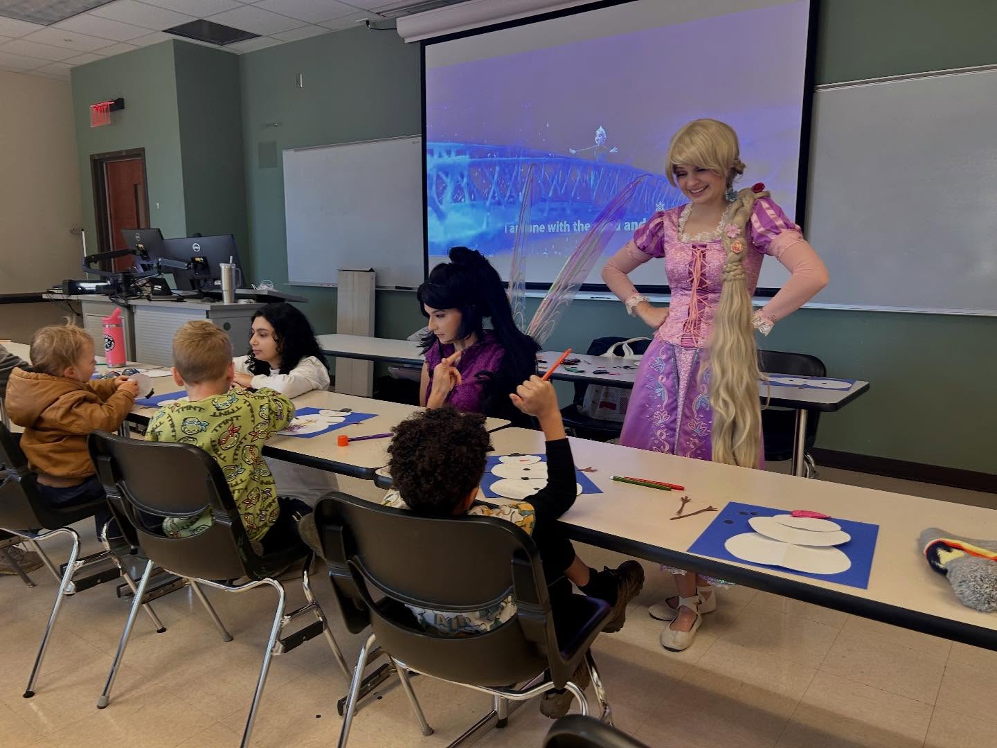 Snowmen made of paper ⛄️, a dance party full of giggles 🕺✨, and ending the day with a little Magic School Bus holiday magic 📚❄️
We loved spending time with our friends at Live Learn Play Farm School! 💜
#AMomentOfMagic #AMoMatUNCCharlotte #MagicMakers #LiveLearnPlayPreschool #HolidayMagic #PreschoolJoy #PowerOfPlay #CollegeStudentsWhoCare #SpreadingSmiles #CommunityLove