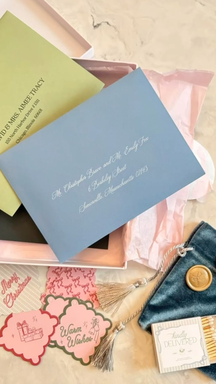 What a special holiday delivery from our friends at @kindlydelivered! 💌 We LOVED unboxing all these surprise goodies. We can’t wait to use the cute, custom holiday tags and wax seals on Christmas gifts!
#weddingstationery #stationery #specialdelivery #holidays