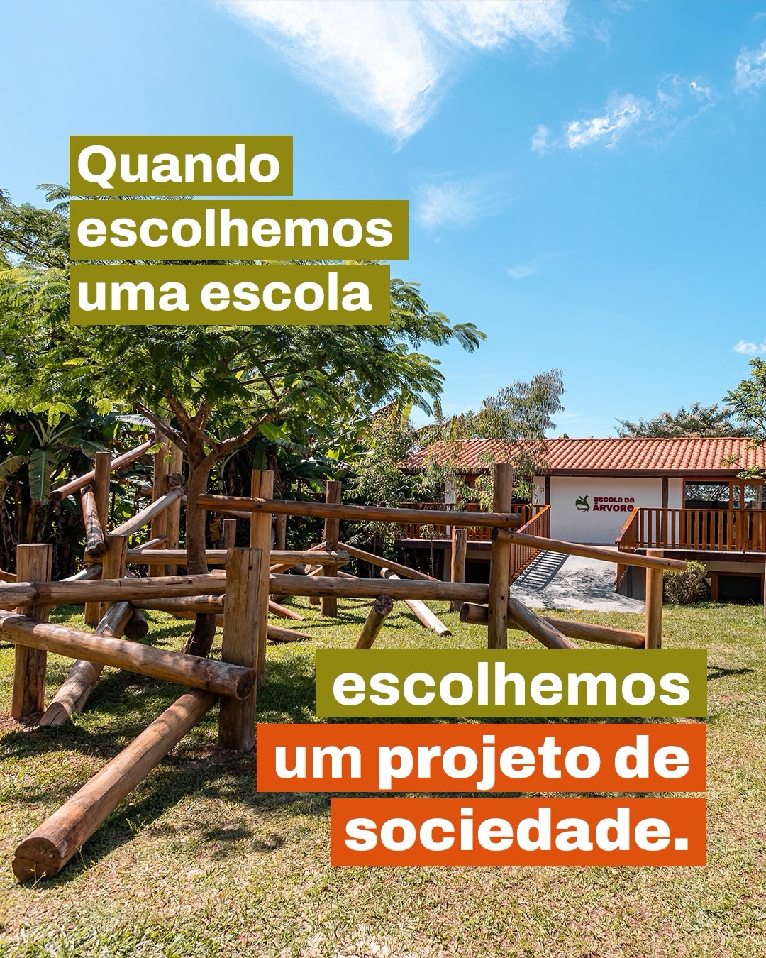 A escola que você escolhe hoje forma o mundo que vem depois.
Educar é viver, agora, o mundo que queremos construir.
Aqui, o aprendizado nasce do encontro entre gente e território, entre corpo, pensamento e afeto, entre diversidade e convivência real.
A natureza é chão, tempo, responsabilidade e vínculo.
O movimento não é pausa do aprender.
É parte do pensamento em ação.
Acreditamos em uma educação que escuta, que investiga, que reconhece a criança e o jovem
como sujeitos inteiros, plurais e políticos.
Porque o mundo começa pelo quintal da escola.
E educar é formar gente inteira.
Matrículas abertas. Agende a sua vista
(61) 99190-2399
Fotos por @matheusalvesfoto
#escoladarvore #matriculasabertas #escolabrasília
