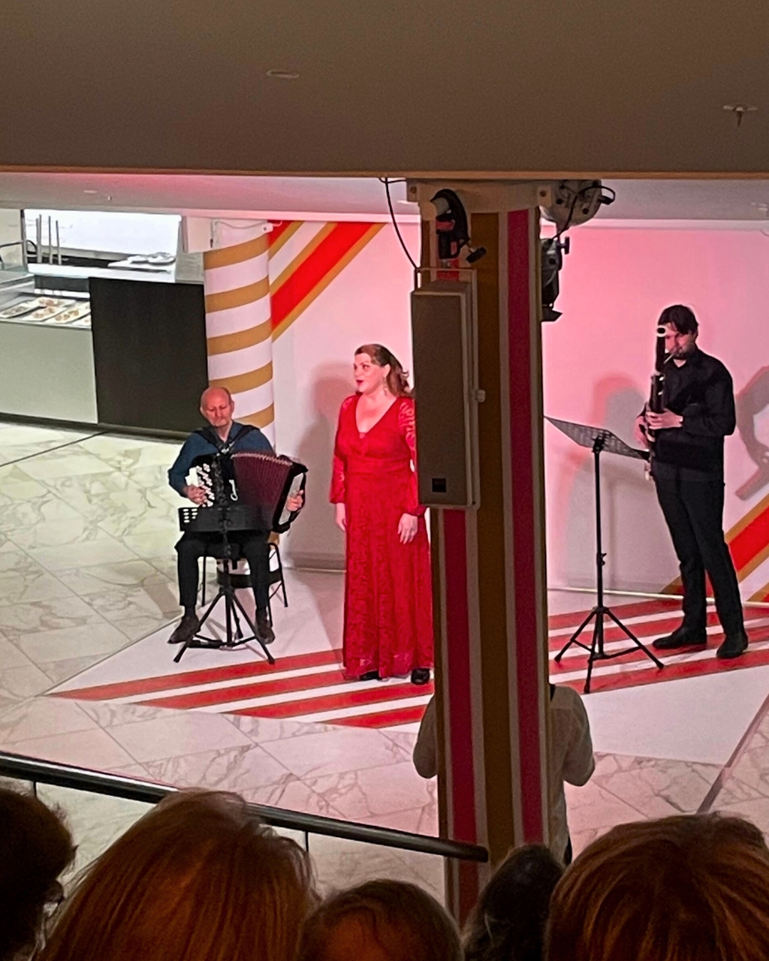 Türen auf für den Adventskalender der Hamburgischen Staatsoper!
Vom 1. bis 23. Dezember, jeweils um 16:30 (sonntags bereits um 12:00) lädt die Staatsoper ein, dem vorweihnachtlichen Trubel für einen Moment zu entfliehen. Im Garderobenfoyer des Opernhauses erwartet uns täglich ein rund 20- bis 30-minütiges Überraschungsprogramm – liebevoll gestaltet von Künstler:innen aus Oper, Ballett und Orchester.
Eintritt frei!