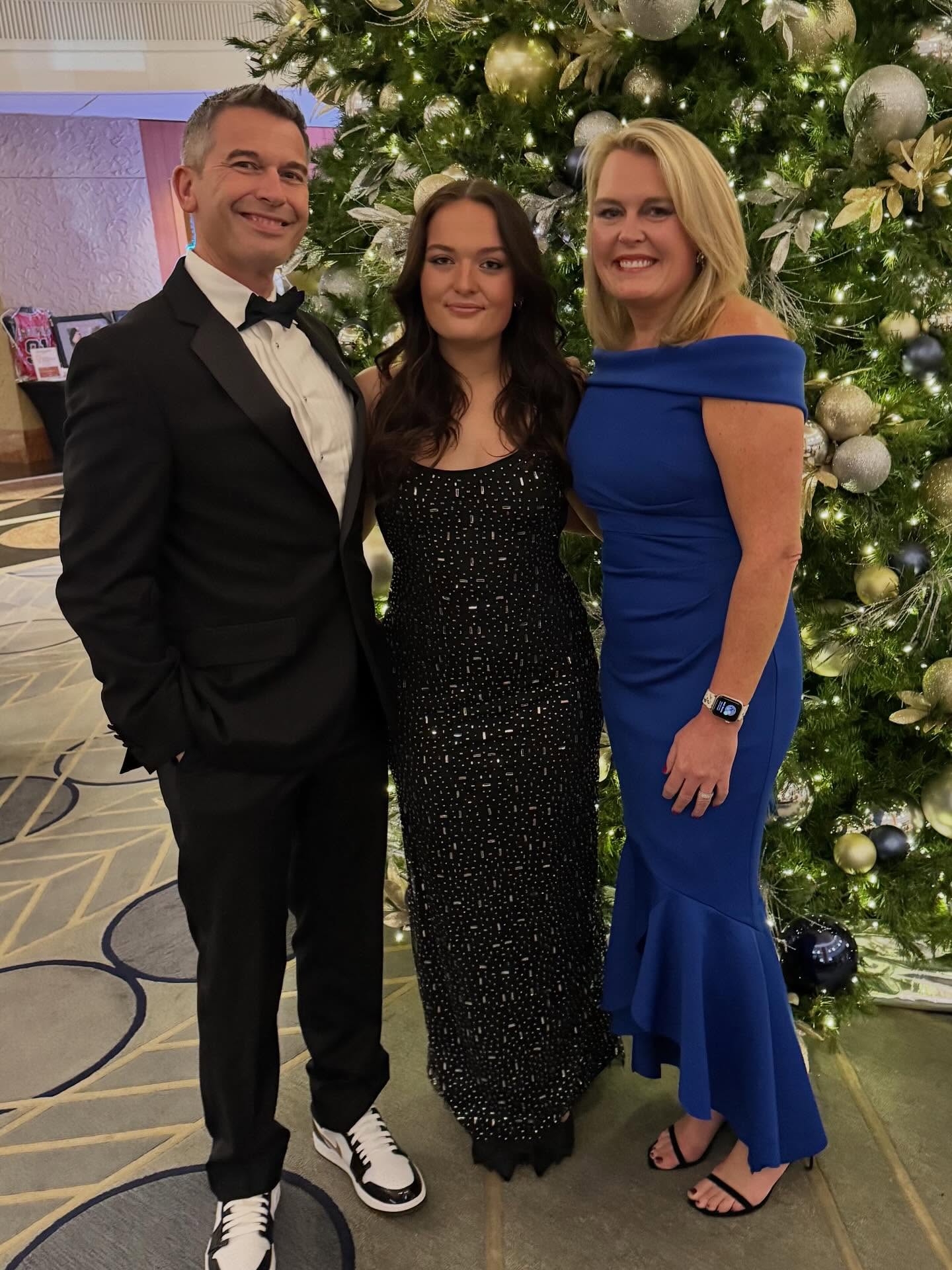Sometimes this family cleans up well ❤️🎄
#heartball2025 #luriechildrenshospital #aroundofapplauseplease #chicagoweekends #familytime❤️