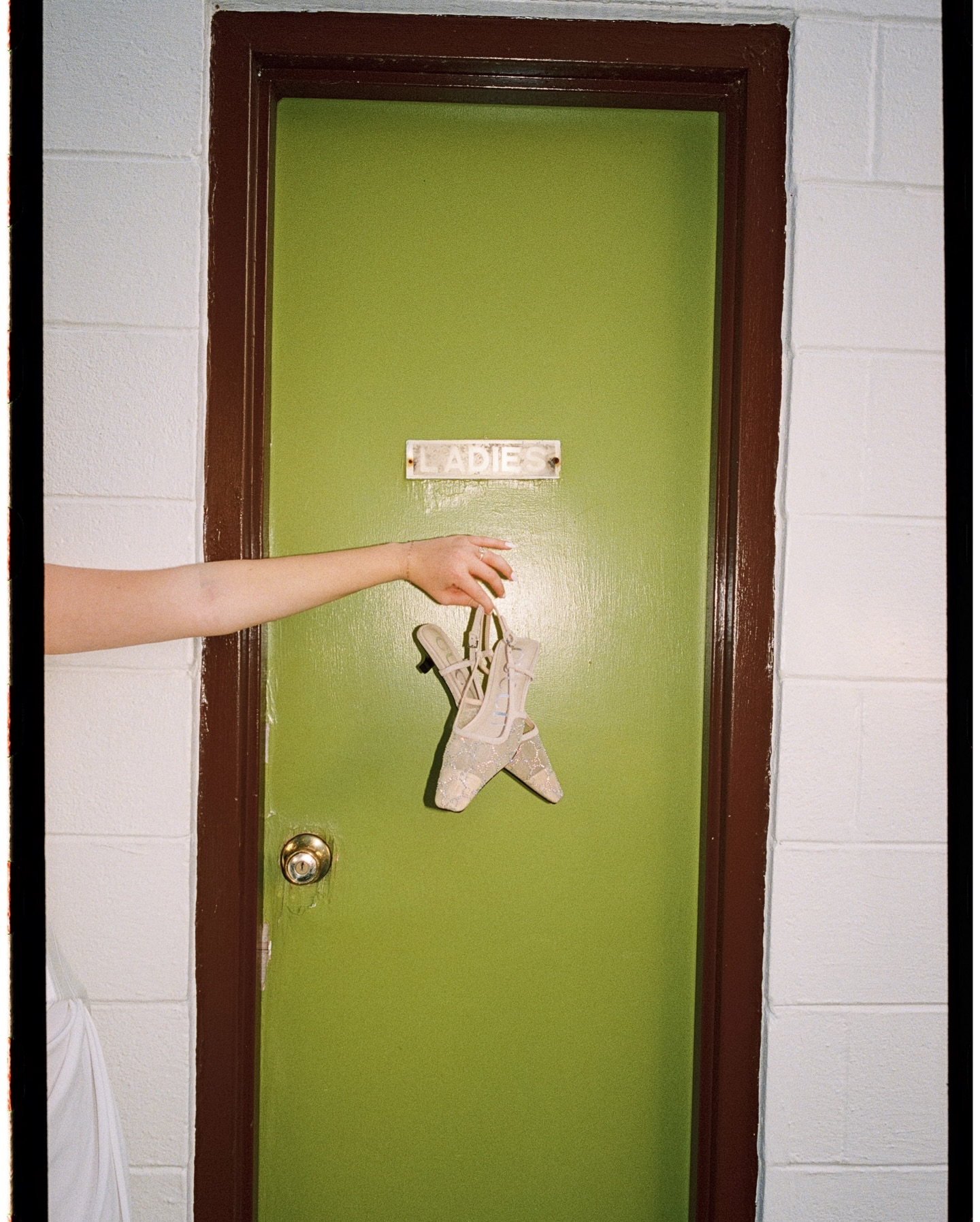 Bridal softness, Gucci edge. Part II
Dress: @beeverthinebridal
Photographer: @clichephotographers
Model: @atalie.mccannon
Hair: @yuliibaranova
Makeup: @starlitbeautyco
Flowers: @englishgardenweddings
Coordination: @whitetieplanner
Set location: @dayspringflowers
Shoes: @gucci
#gucci #gucciboots #guccirainboots #wedding #35mmwedding