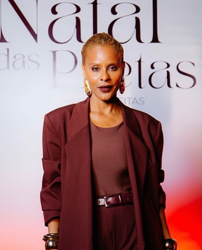 “Minha pele é raiz, minha voz é resistência, minha existência é potência.”
Aline Wirley no evento “Natal das Pretas”realizado em São Paulo nessa última semana!
#alinewirley #cantora #diva #amordefã #gruporouge