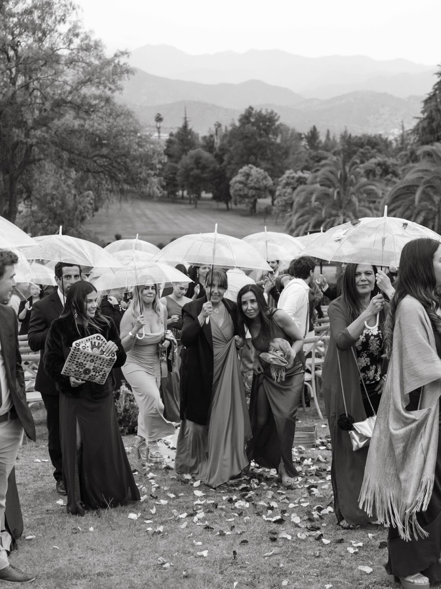 Un especial de ese día inesperado donde en pleno matri nos pilló la lluvia 🌧️ solo pude pensar en una de mis películas favoritas de romance 🥹 About Time 🕰️ así que en honor a eso también, les dejo este post con esa canción de fondo porque esa misma la tuve en mi cabeza todo el día
