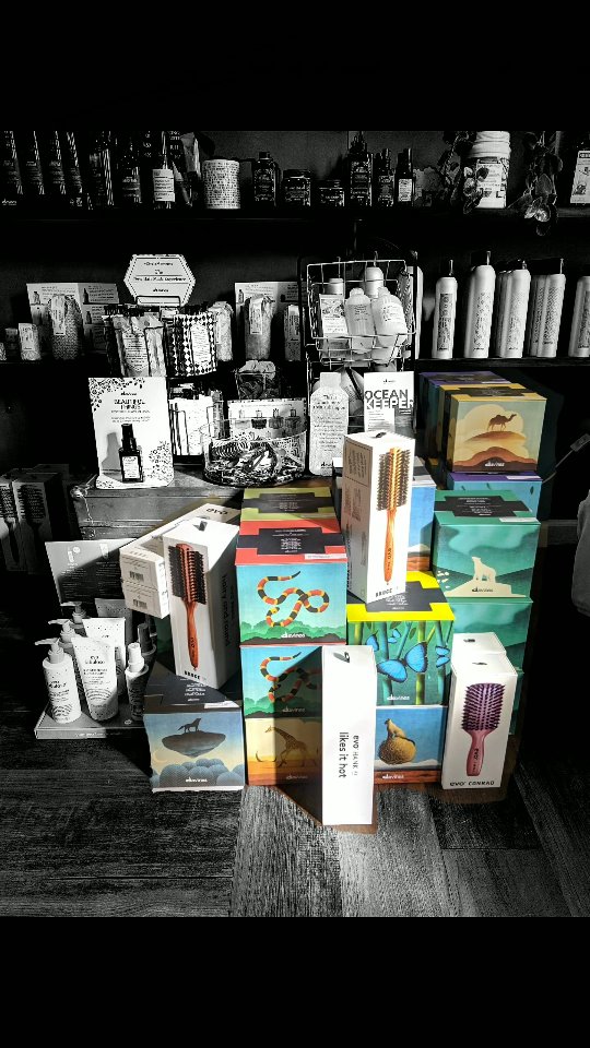 The countdown is officially on. ๐
I love this time of year! The salon feels extra cozy, the days move fast.
@Davinesofficial holiday boxes are stacked and ready.
@Evohair limited-edition brushes feel just as good to use as they do to look at.
The stockings are hung at home and just need a few more hair essentials!
Christmas is getting closer, and Iโm soaking it all in.
๐
๐ผ Countdown to Christmas: ๐๐๐๐๐ฅ days to go