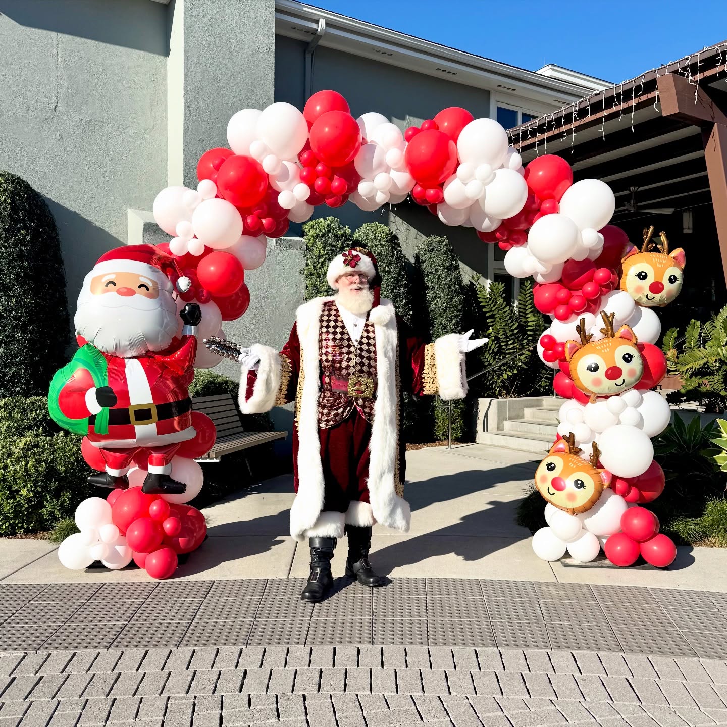 Even Santa couldnโt resist this balloon setup ๐
๐ป