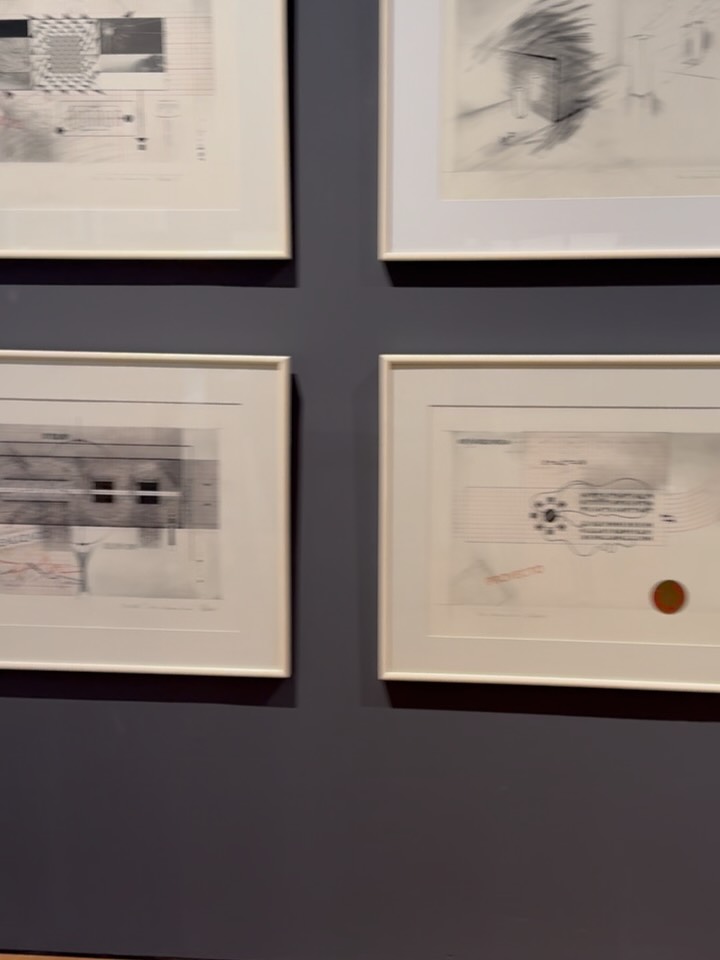 Breve recorrida por el MALBA en la muestra homenaje a Margarita Paksa “Ideas correspondientes” con audio de la curadora Nancy Rojas.
Una selección de obras en grabado, escultura e instalación.
Margarita Paksa (Buenos Aires, 1932-2020) es una figura fundamental del arte de Argentina y América Latina, Margarita Paksa, perteneció a la generación de artistas que encarnó el cambio que vivió el arte en los años 60, ante la perspectiva de un mundo globalizado. “Ideas correspondientes, 1964-1984” revisa dos décadas de la producción de esta artista prolífica, reuniendo más de sesenta piezas gráficas y objetuales, instalaciones y proyectos. @museomalba @nancyvred @margaritapaksa @estelagismero #artecontemporaneo #instalacion #videoarte #los60 #elditella #institutoditella Breve recorrida por el MALBA en la muestra homenaje a Margarita Paksa “Ideas correspondientes” con audio de la curadora Nancy Rojas.
Una selección de obras en grabado, escultura e instalación.
Margarita Paksa (Buenos Aires, 1932-2020) es una figura fundamental del arte de Argentina y América Latina, Margarita Paksa, perteneció a la generación de artistas que encarnó el cambio que vivió el arte en los años 60, ante la perspectiva de un mundo globalizado. “Ideas correspondientes, 1964-1984” revisa dos décadas de la producción de esta artista prolífica, reuniendo más de sesenta piezas gráficas y objetuales, instalaciones y proyectos. @museomalba @nancyvred @margaritapaksa @estelagismero #artecontemporaneo #instalacion #videoarte #los60 #elditella #institutoditella