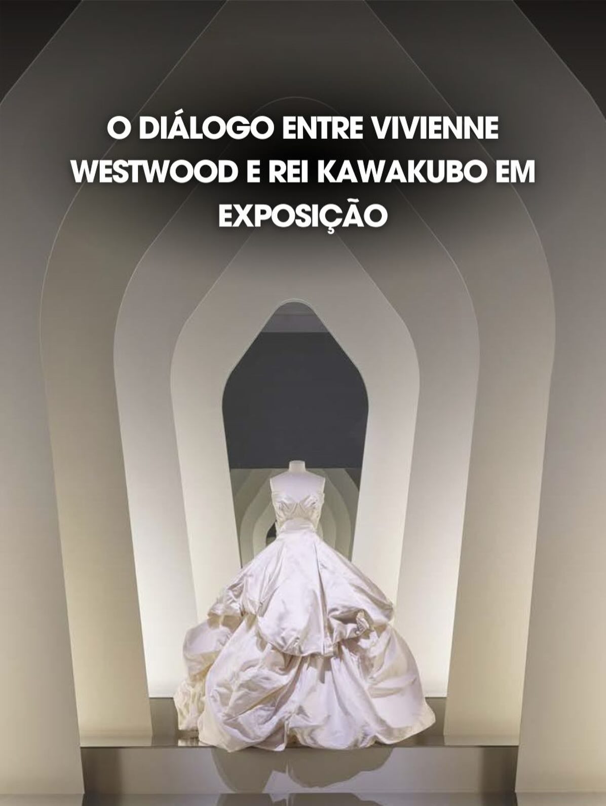 Vivienne Westwood e Rei Kawakubo lado a lado. A exposição coloca em diálogo duas das mentes mais radicais da moda contemporânea e mostra como ruptura, corpo e conceito atravessam décadas de criação. Uma leitura essencial para entender como a moda pode ser linguagem, política e provocação.
Matéria completa no link da bio.
#VivienneWestwood #ReiKawakubo #CommeDesGarçons #ExposiçãoDeModa #HistóriaDaModa #ModaContemporânea #CulturaFashion #NGVInternational