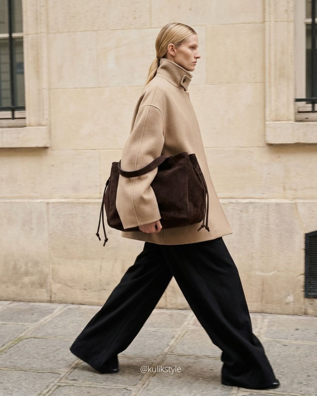 Nowa shopperka — miękka, zamszowa, absolutnie ponadczasowa.
Z naszego najnowszego dropu FW, zaprojektowana tak, by pracować z każdym ruchem.
Wygodna, lekka, pojemna — taka, która po prostu żyje z Tobą.
Zamsz o głębokim odcieniu, miękka konstrukcja i charakterystyczne wiązania po bokach tworzą model, który łączy minimalizm z codzienną funkcjonalnością.
Dla tych, którzy lubią rzeczy „miękkie w formie, mocne w charakterze”.
Nowy drop już w sklepie.
Miękka shopperka zamszowa — Twój nowy klasyk.